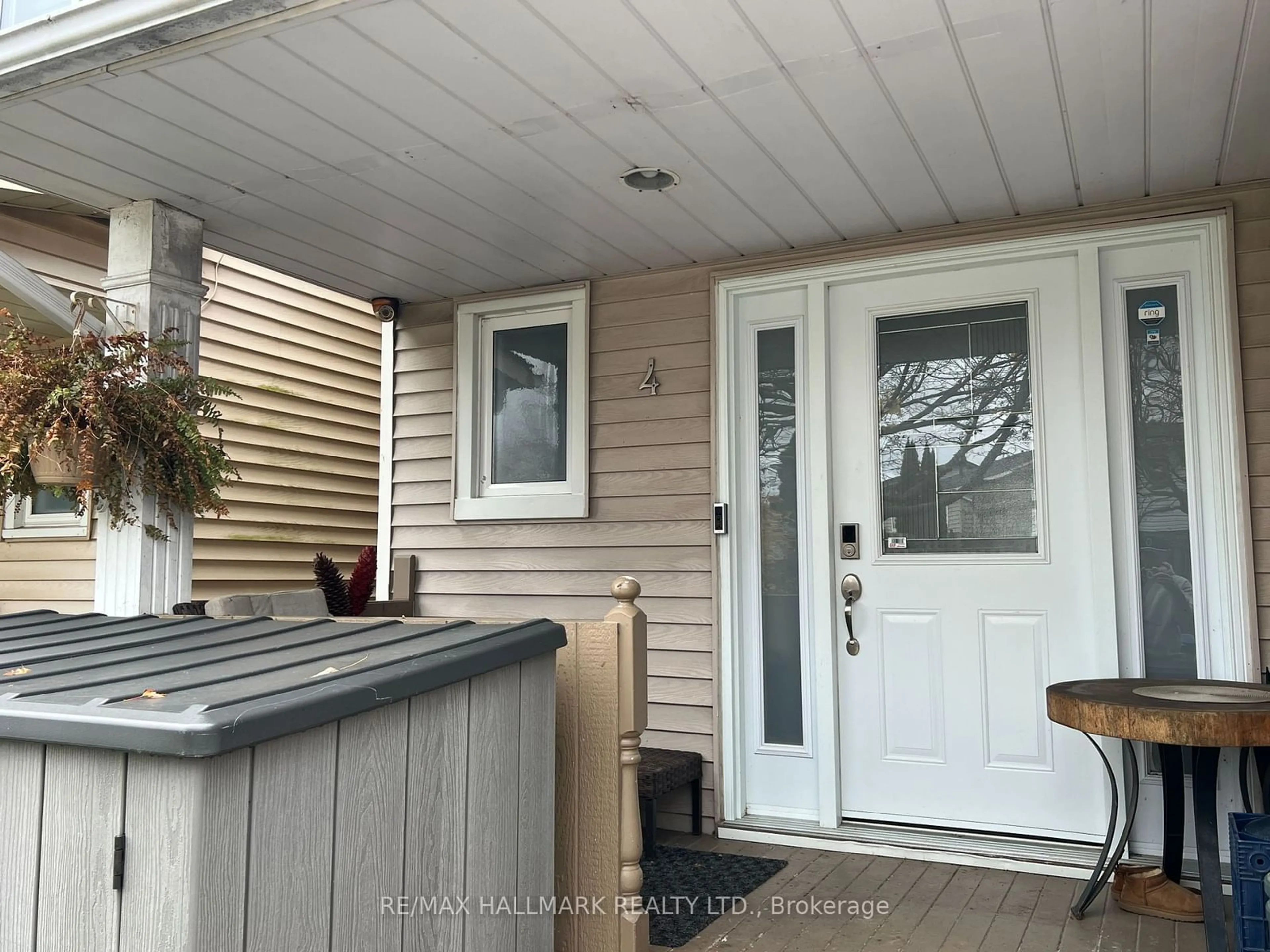 Indoor entryway for 4 Rannie Crt, Thorold Ontario L2V 4X2