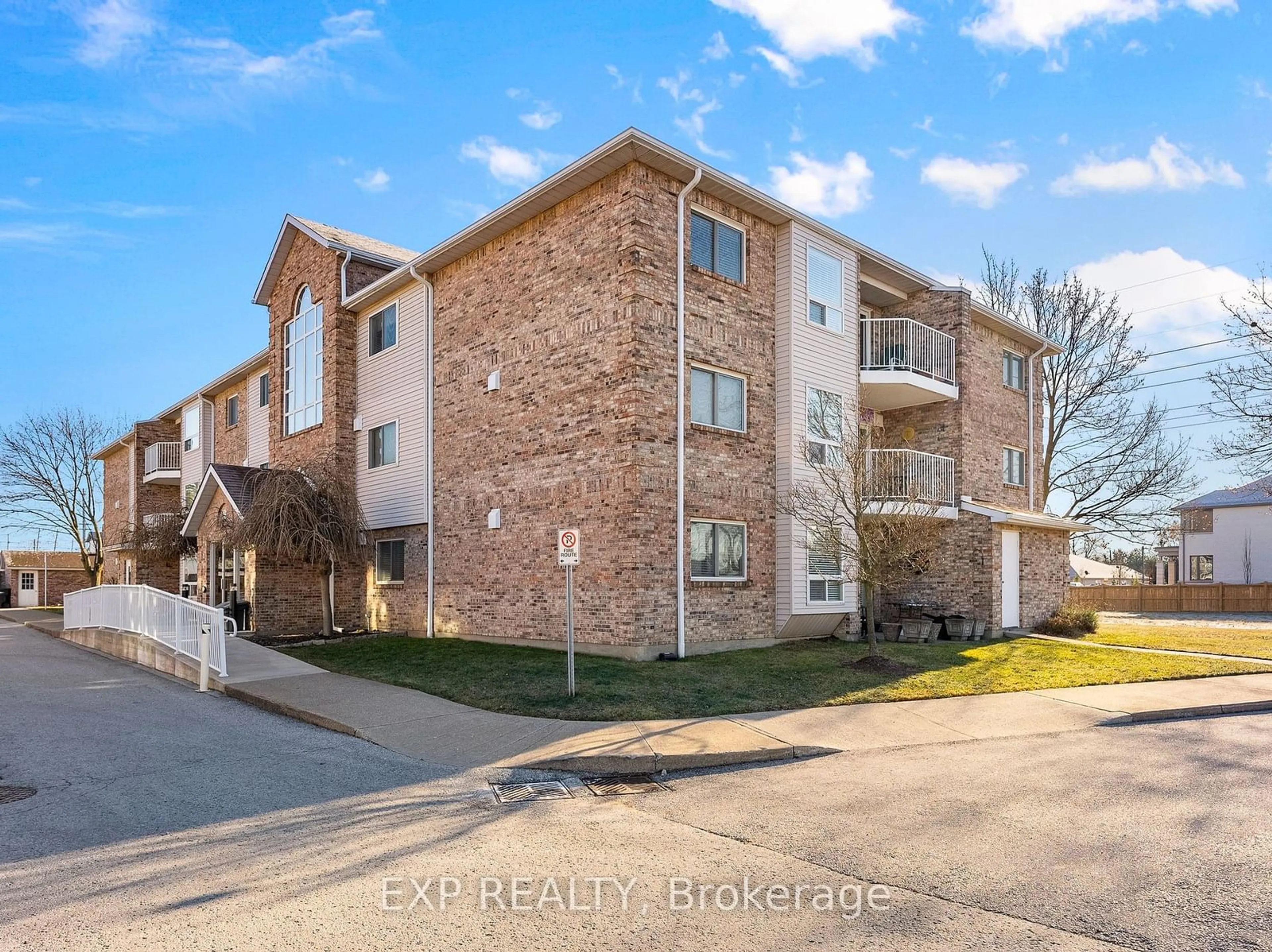 A pic from outside/outdoor area/front of a property/back of a property/a pic from drone, unknown for 1061 VANSICKLE Rd #306B, St. Catharines Ontario L2S 2X4