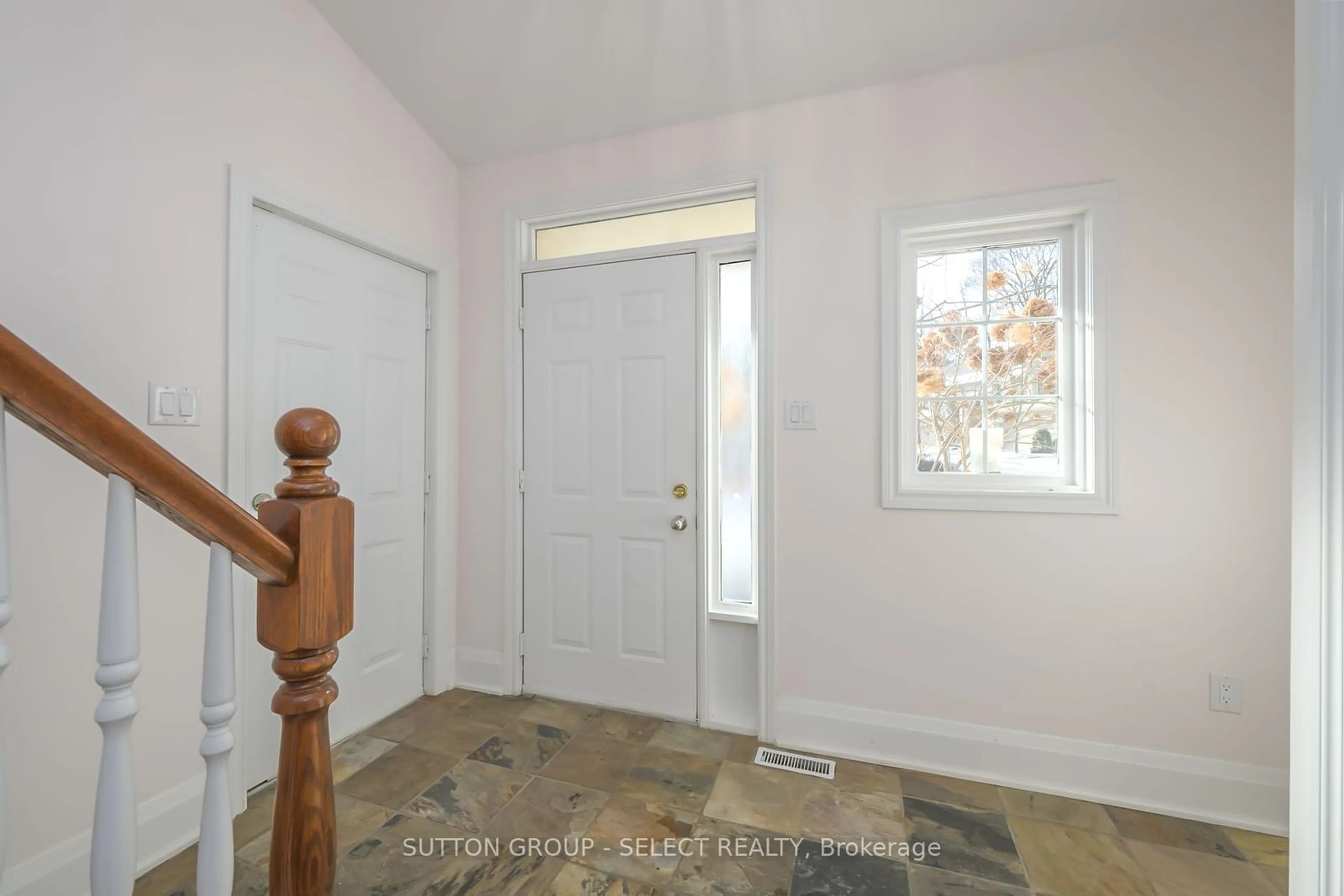 Indoor entryway for 519 Riverside Dr #16, London Ontario N6H 5J3