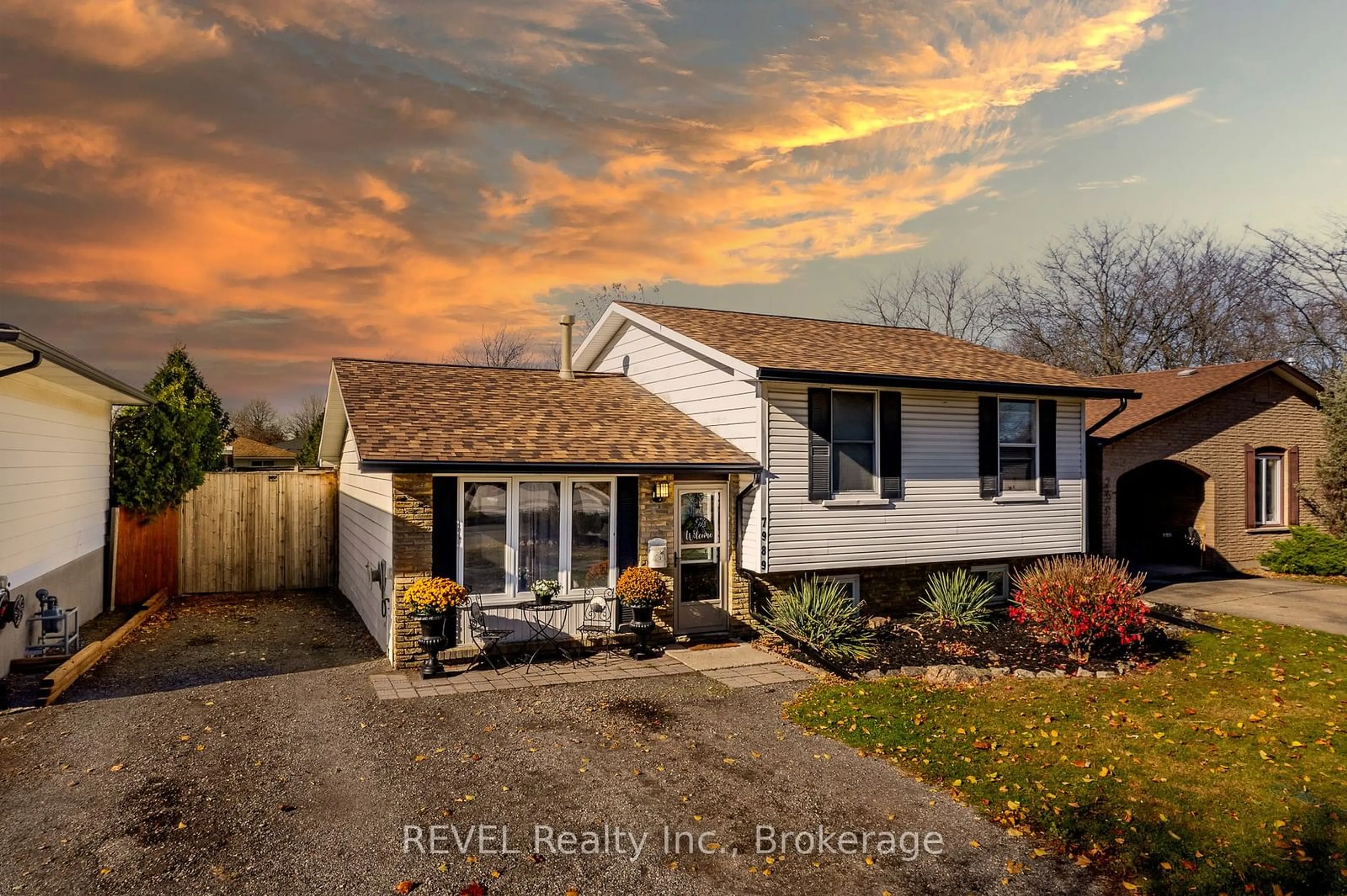 A pic from outside/outdoor area/front of a property/back of a property/a pic from drone, street for 7989 Paddock Trail Dr, Niagara Falls Ontario L2H 1X2