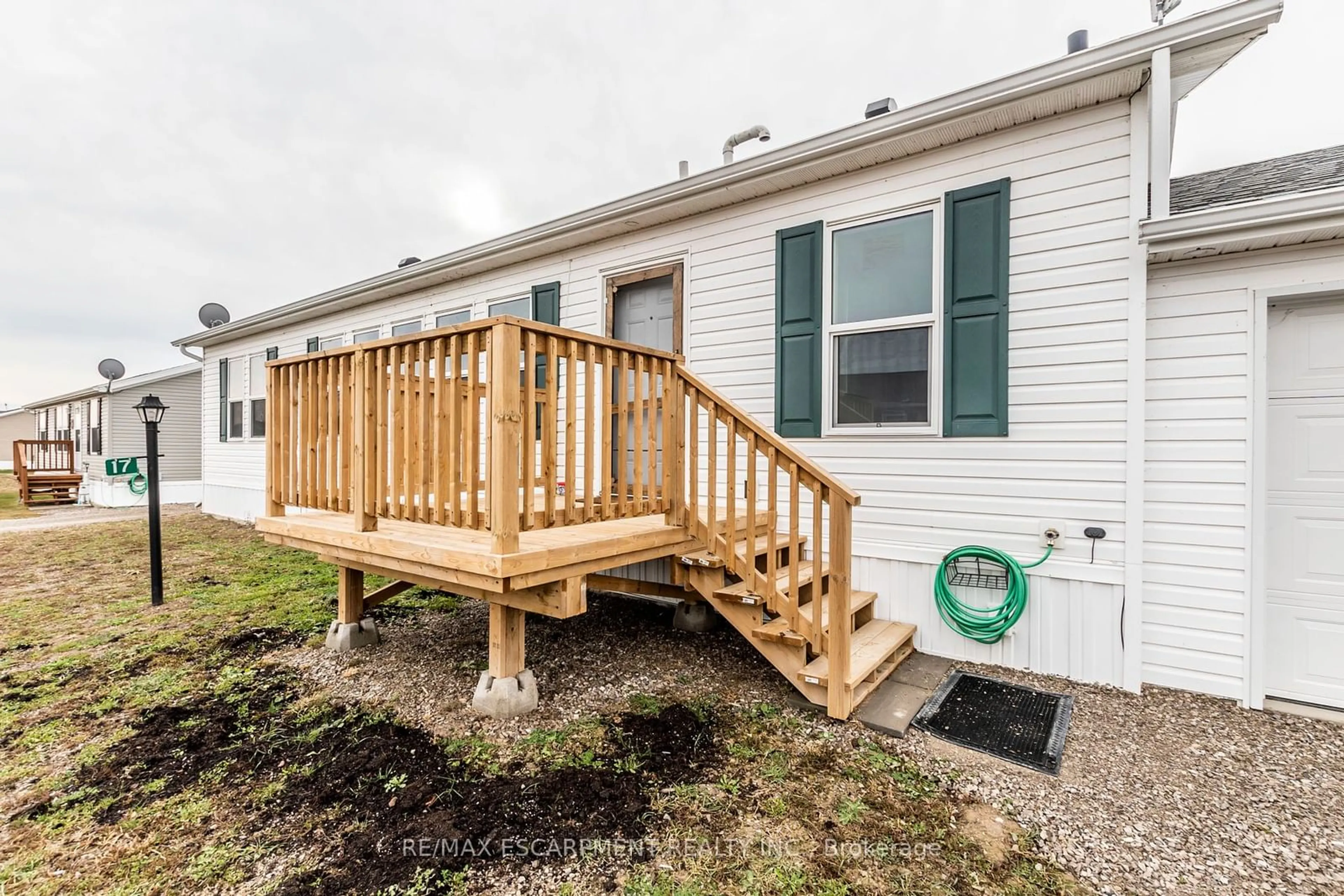 Home with vinyl exterior material, unknown for 17 Bent Willow Crt, Haldimand Ontario N0A 1L0