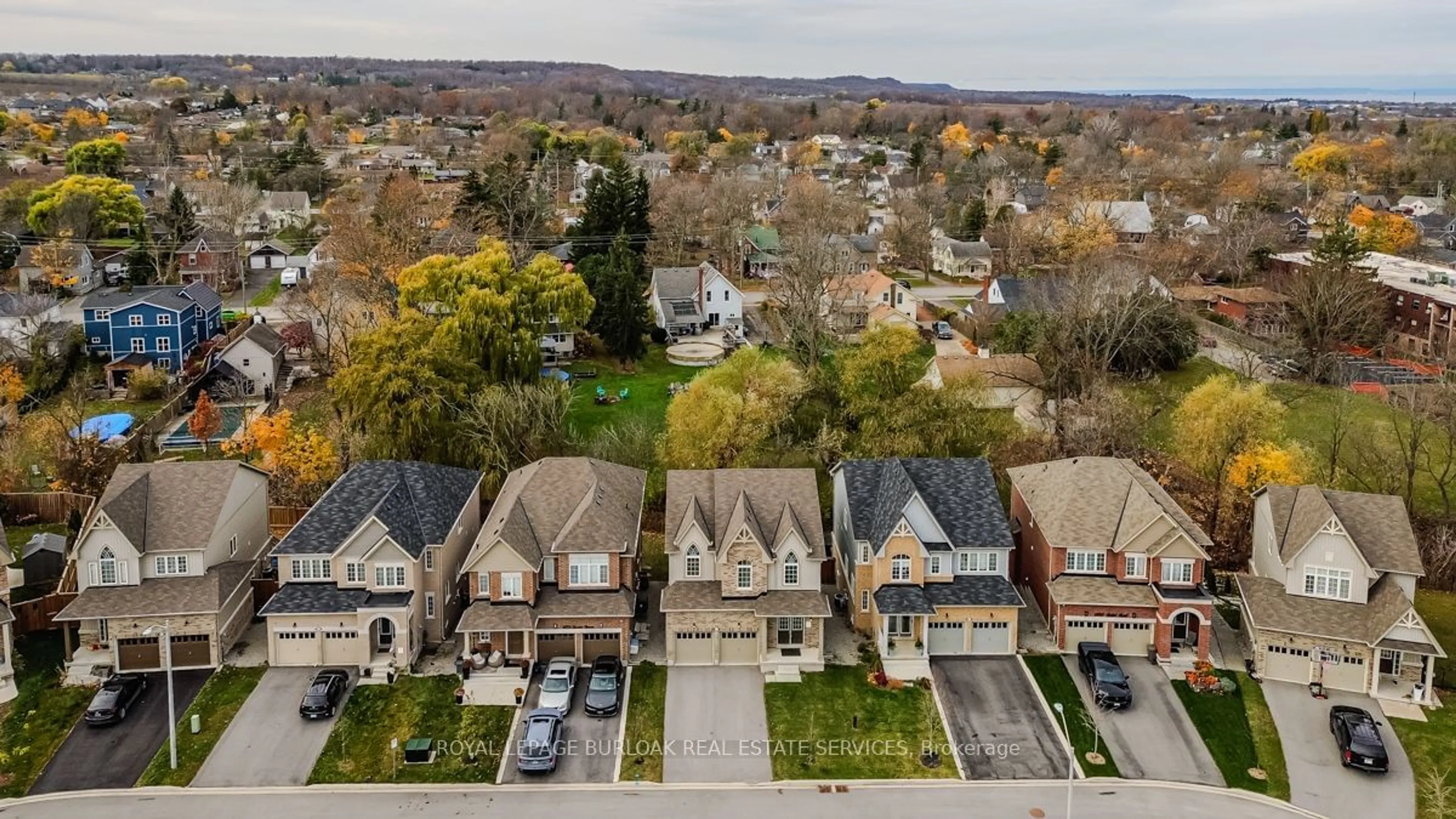 A pic from outside/outdoor area/front of a property/back of a property/a pic from drone, street for 4021 Cachet Crt, Lincoln Ontario L3J 0R8