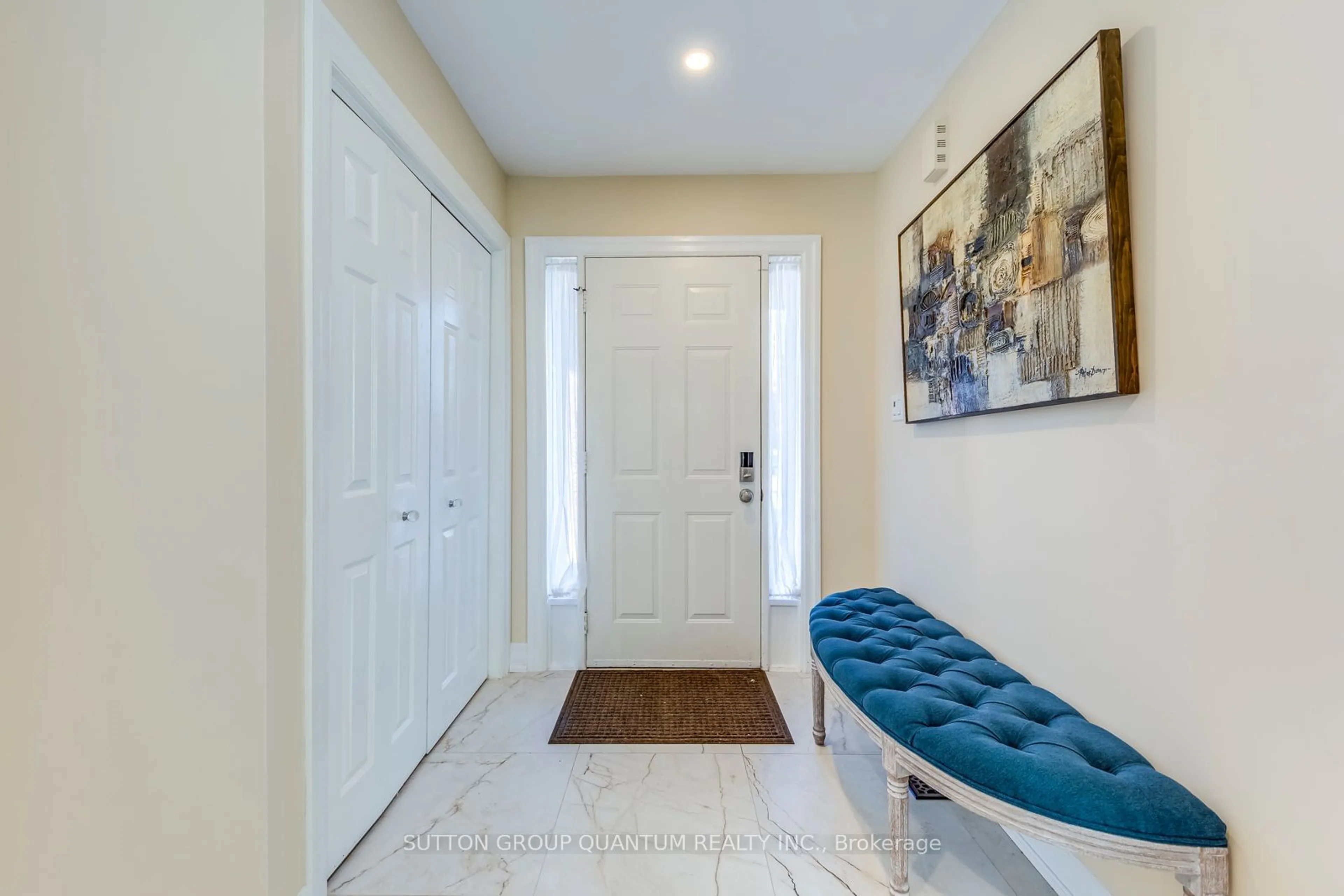 Indoor entryway for 10 Anne Crt, Grimsby Ontario L3M 5B3