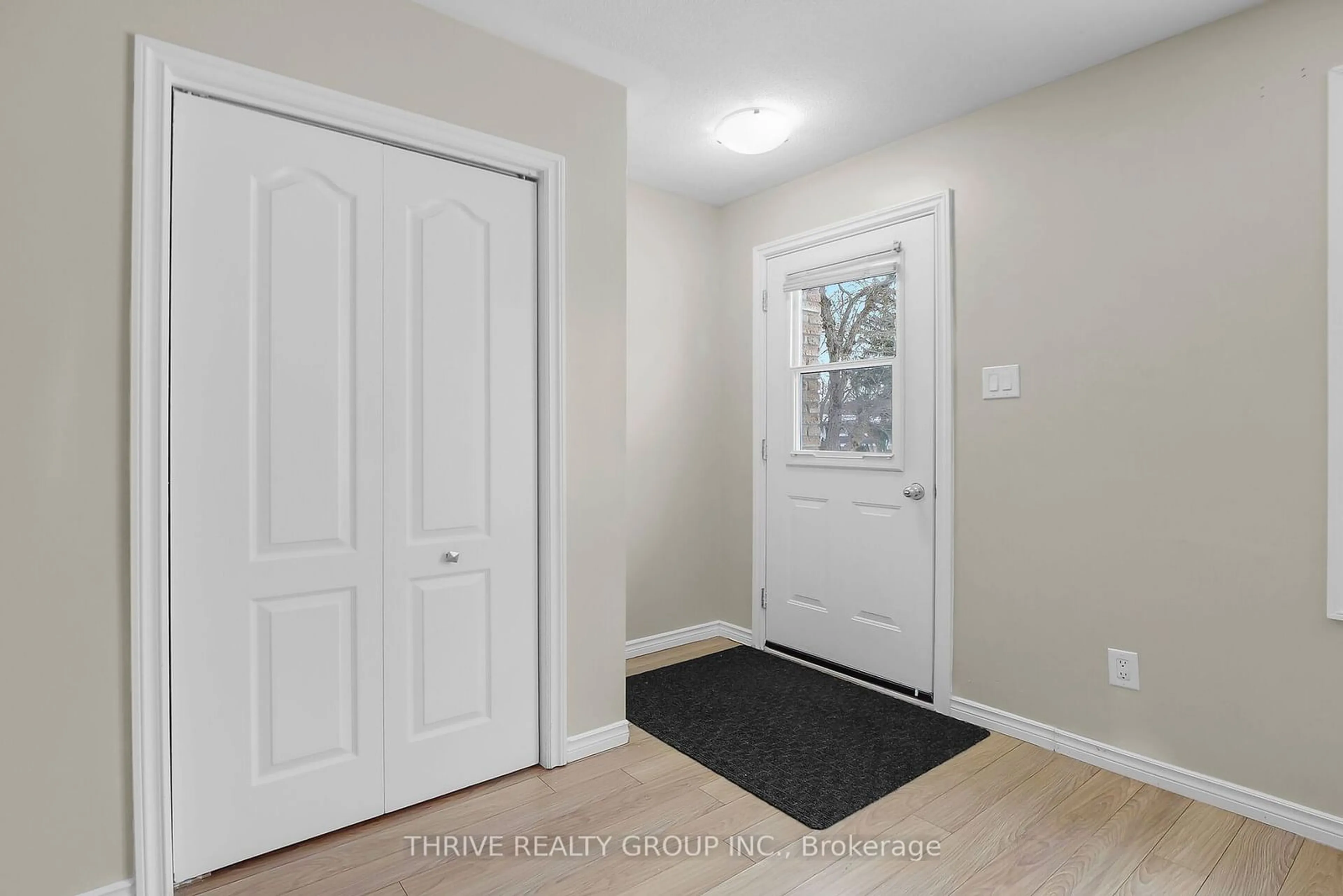 Indoor entryway for 1353 LIMBERLOST Rd, London Ontario N6G 2W4