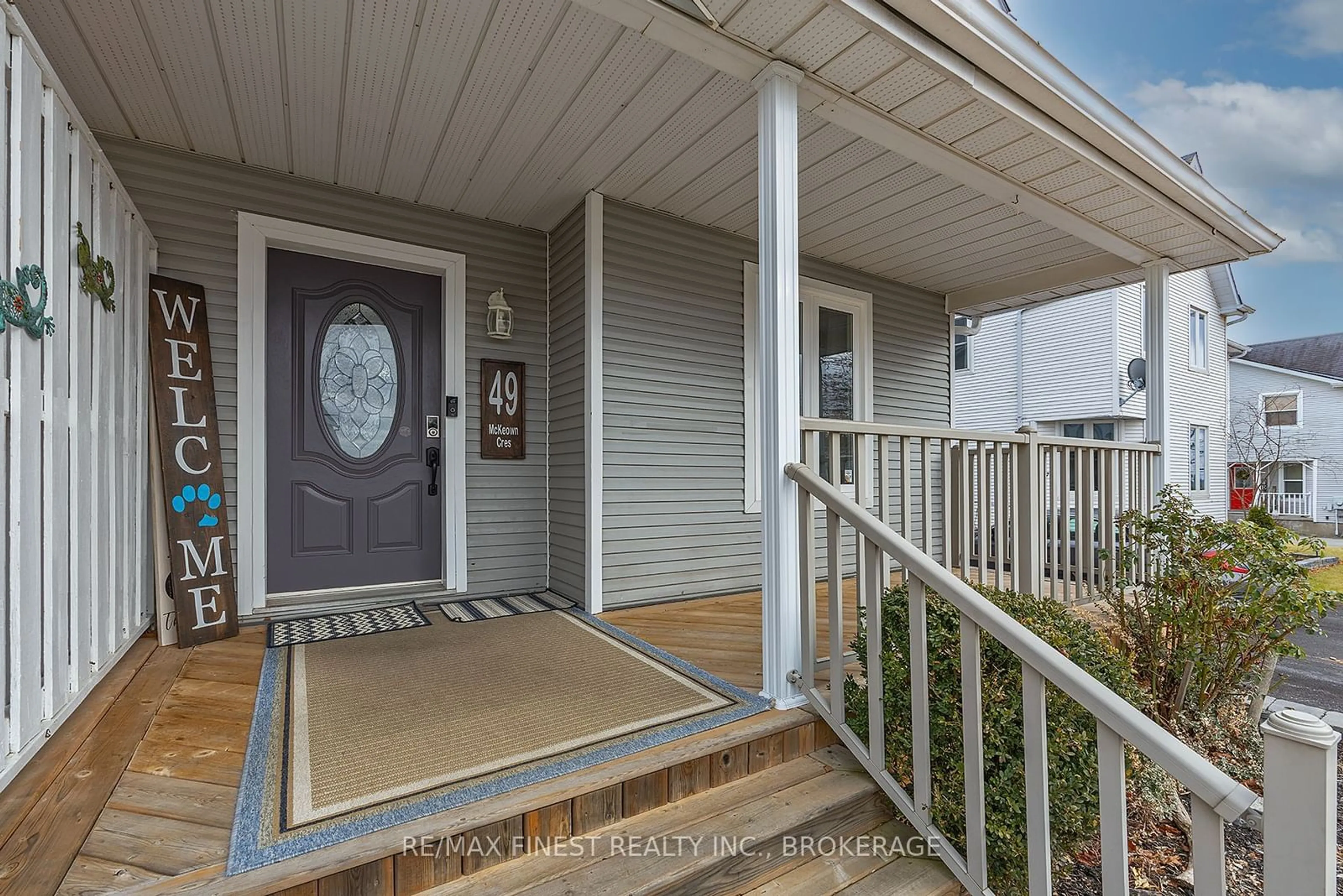 Indoor entryway for 49 McKeown Cres, Loyalist Ontario K7N 1Y3