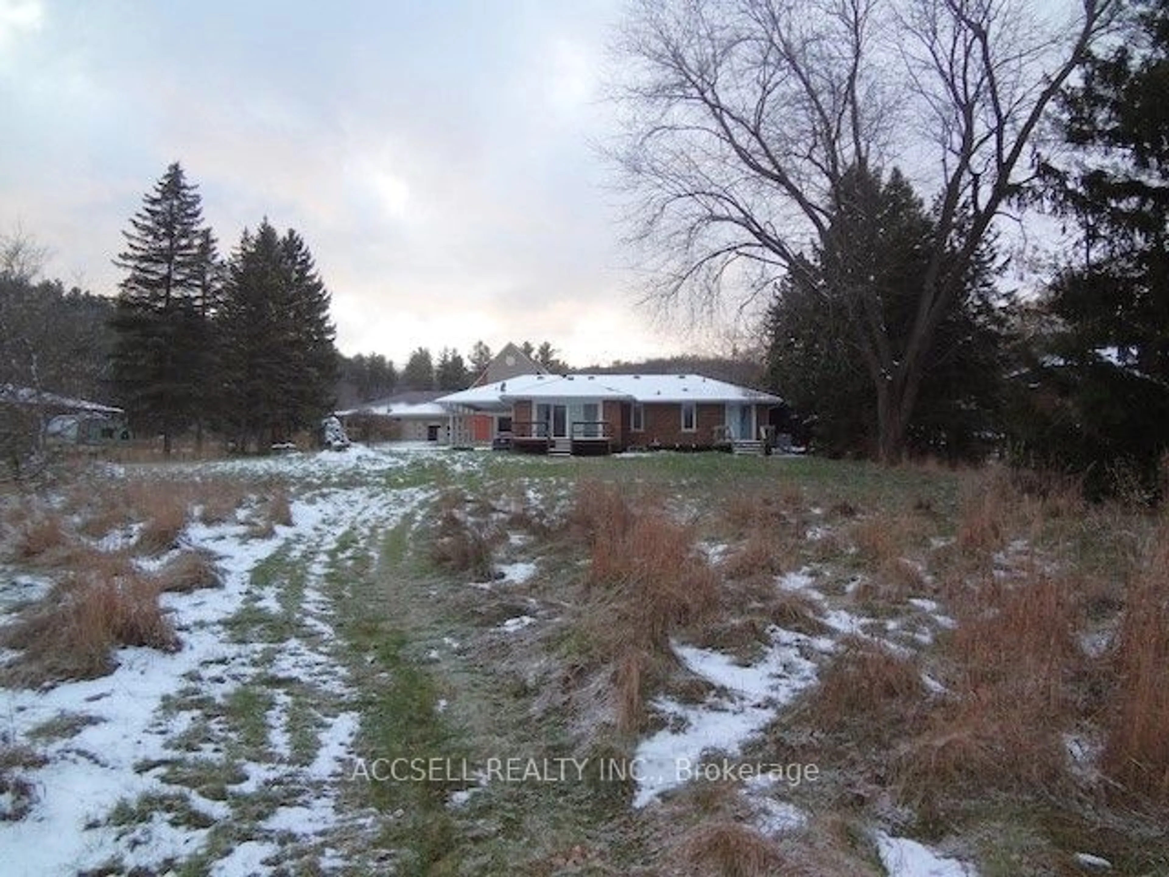 A pic from outside/outdoor area/front of a property/back of a property/a pic from drone, unknown for 1405 West River Rd, North Dumfries Ontario N1R 5S5