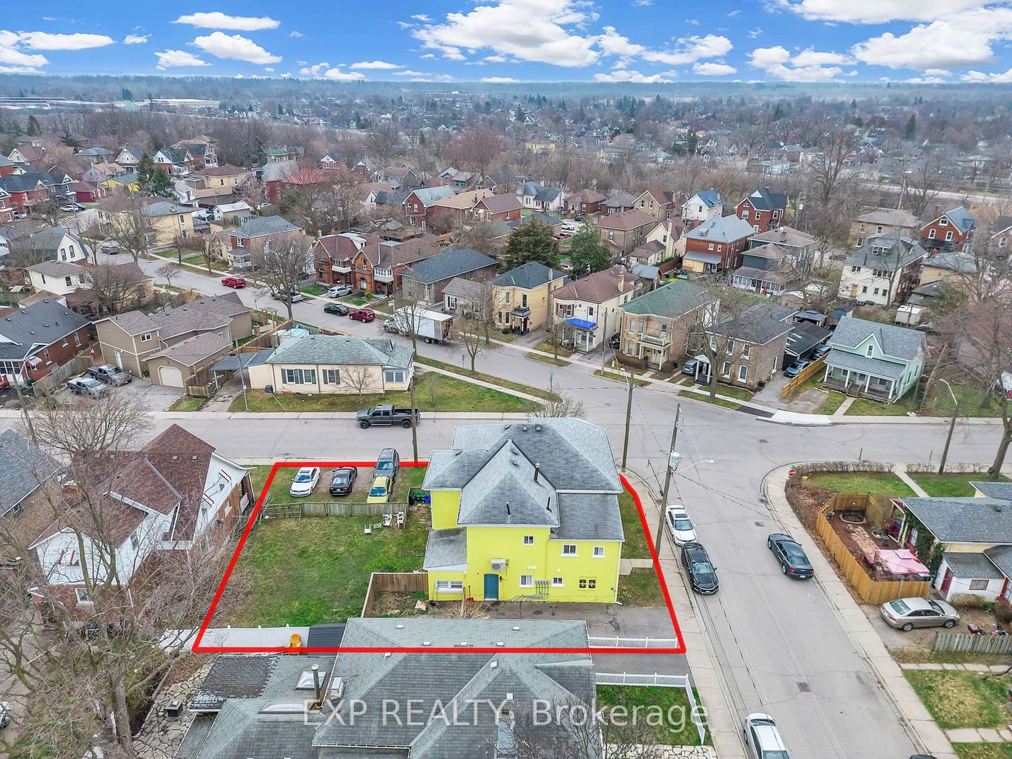 A pic from outside/outdoor area/front of a property/back of a property/a pic from drone, unknown for 44 Mary St, Brantford Ontario N3S 3B1