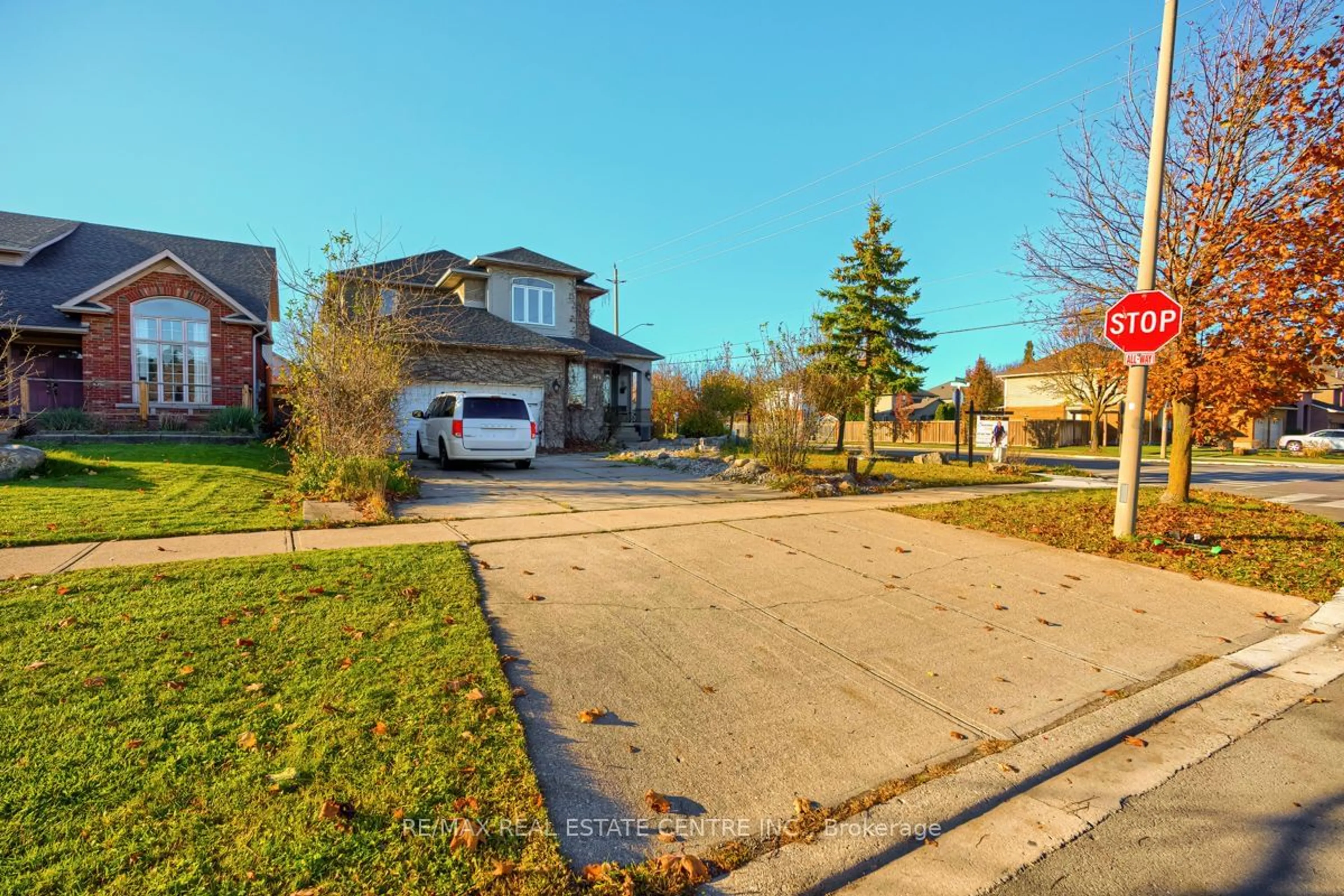 A pic from outside/outdoor area/front of a property/back of a property/a pic from drone, street for 79 Gatestone Dr, Hamilton Ontario L8J 3T7