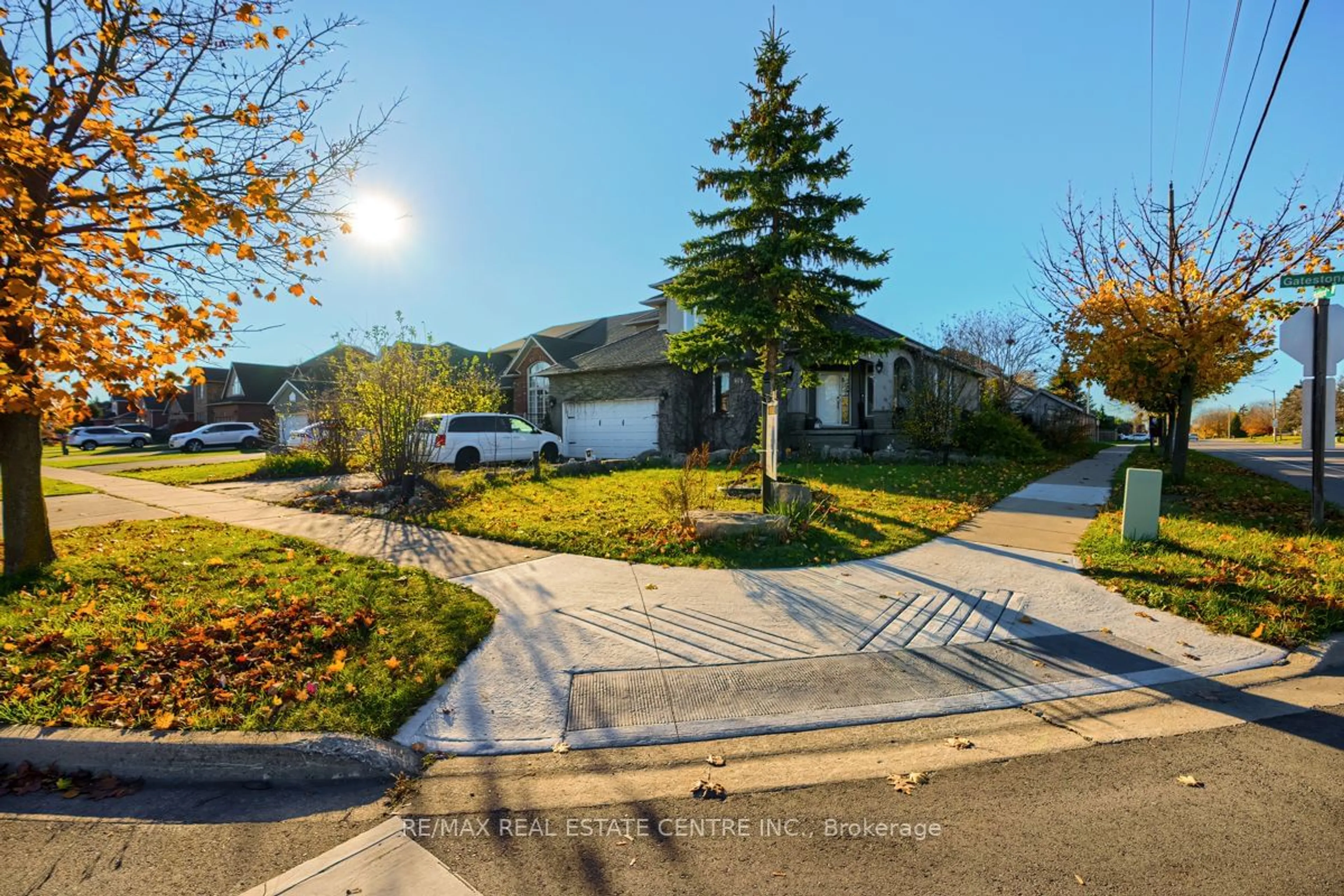 A pic from outside/outdoor area/front of a property/back of a property/a pic from drone, street for 79 Gatestone Dr, Hamilton Ontario L8J 3T7