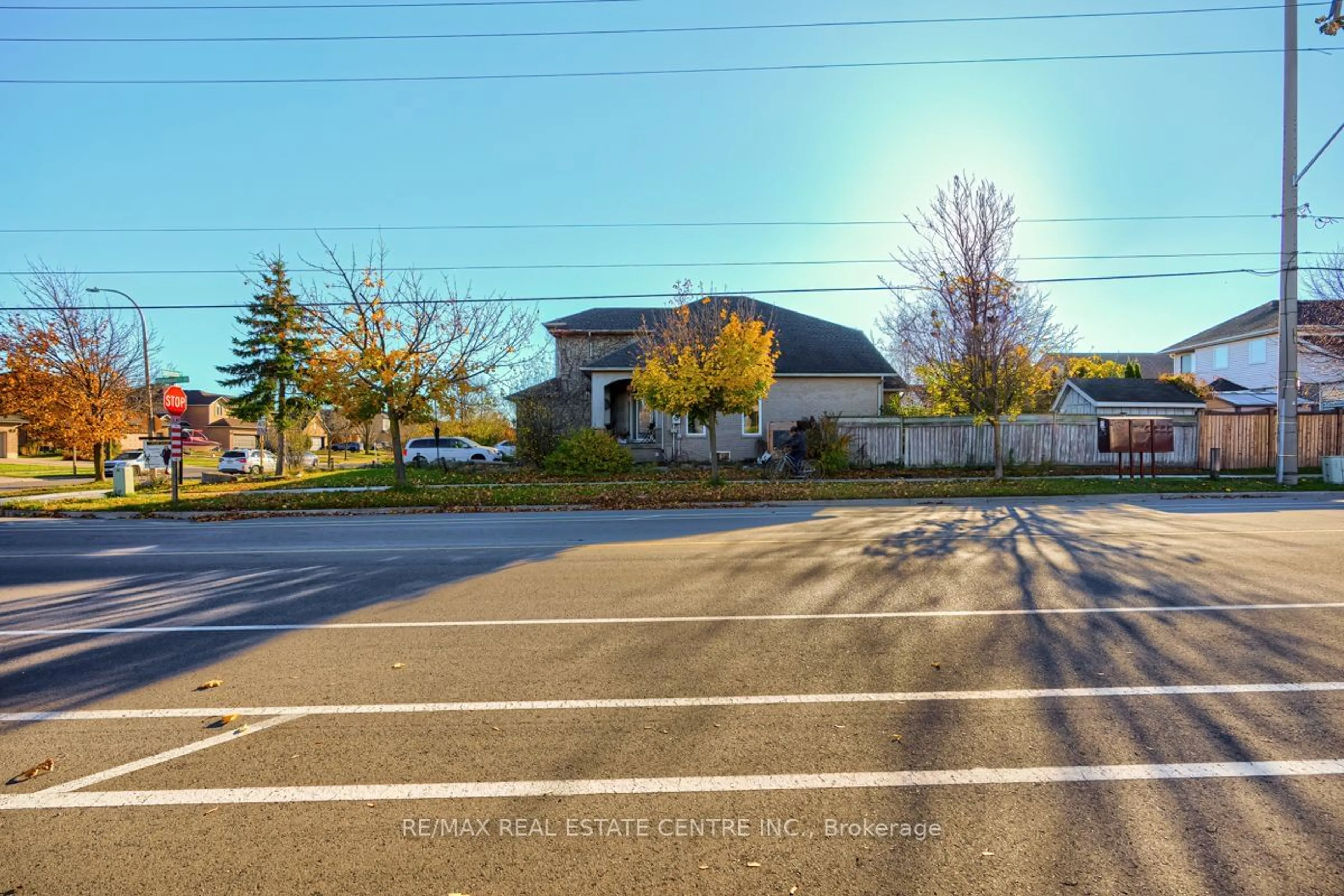 A pic from outside/outdoor area/front of a property/back of a property/a pic from drone, street for 79 Gatestone Dr, Hamilton Ontario L8J 3T7