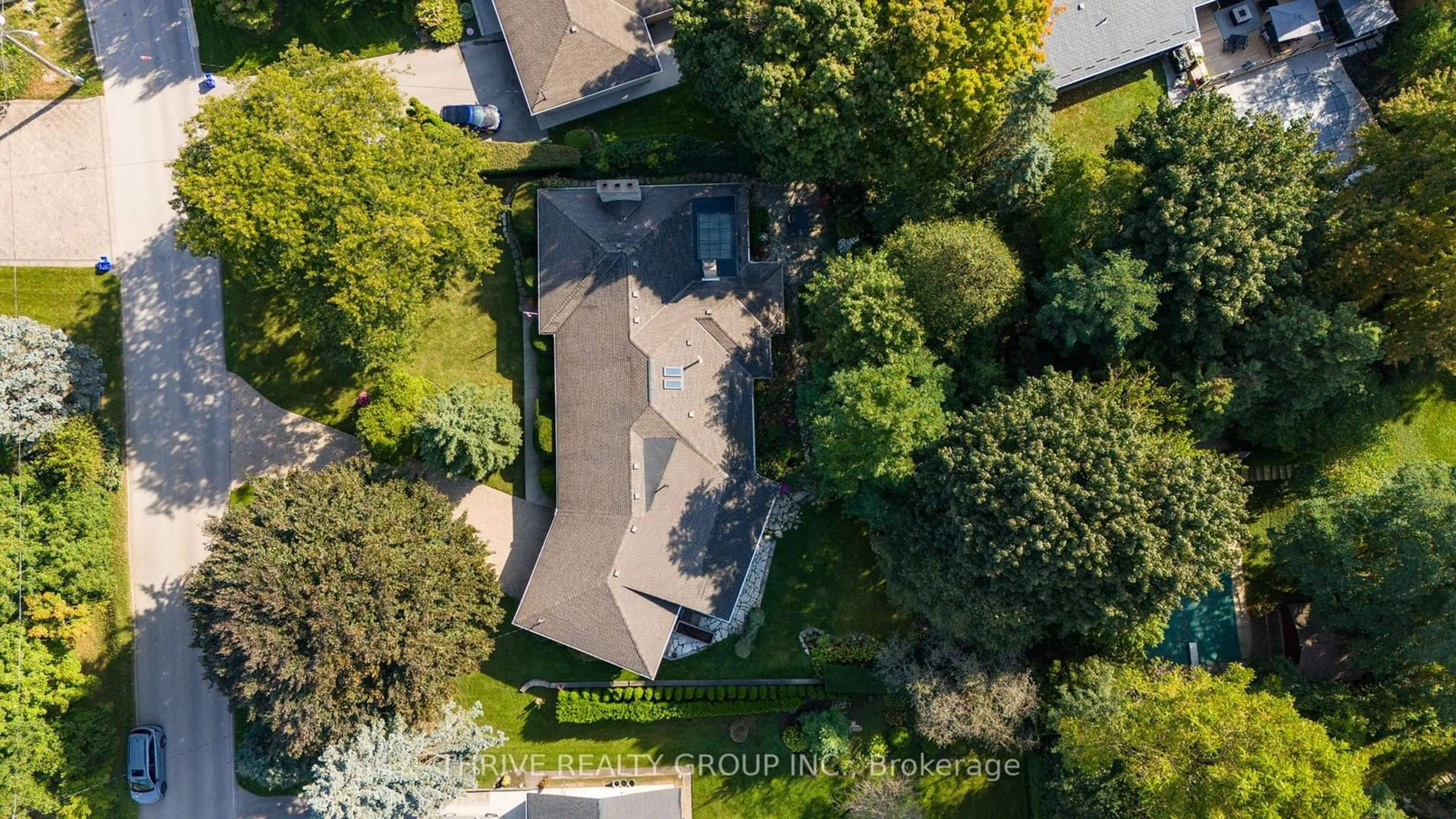 A pic from outside/outdoor area/front of a property/back of a property/a pic from drone, street for 720 Hillcrest Dr, London Ontario N6K 1A9