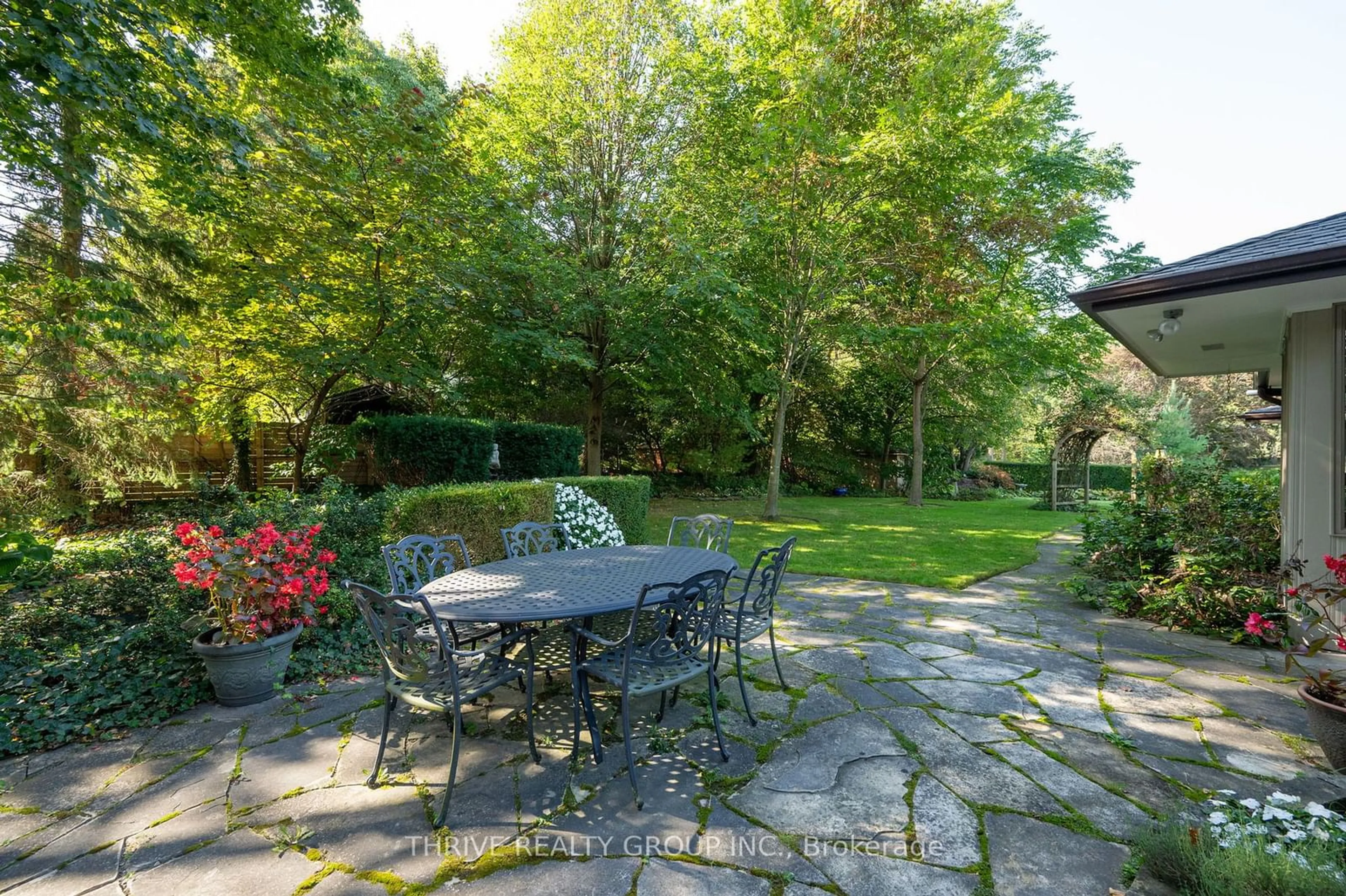 Patio, street for 720 Hillcrest Dr, London Ontario N6K 1A9