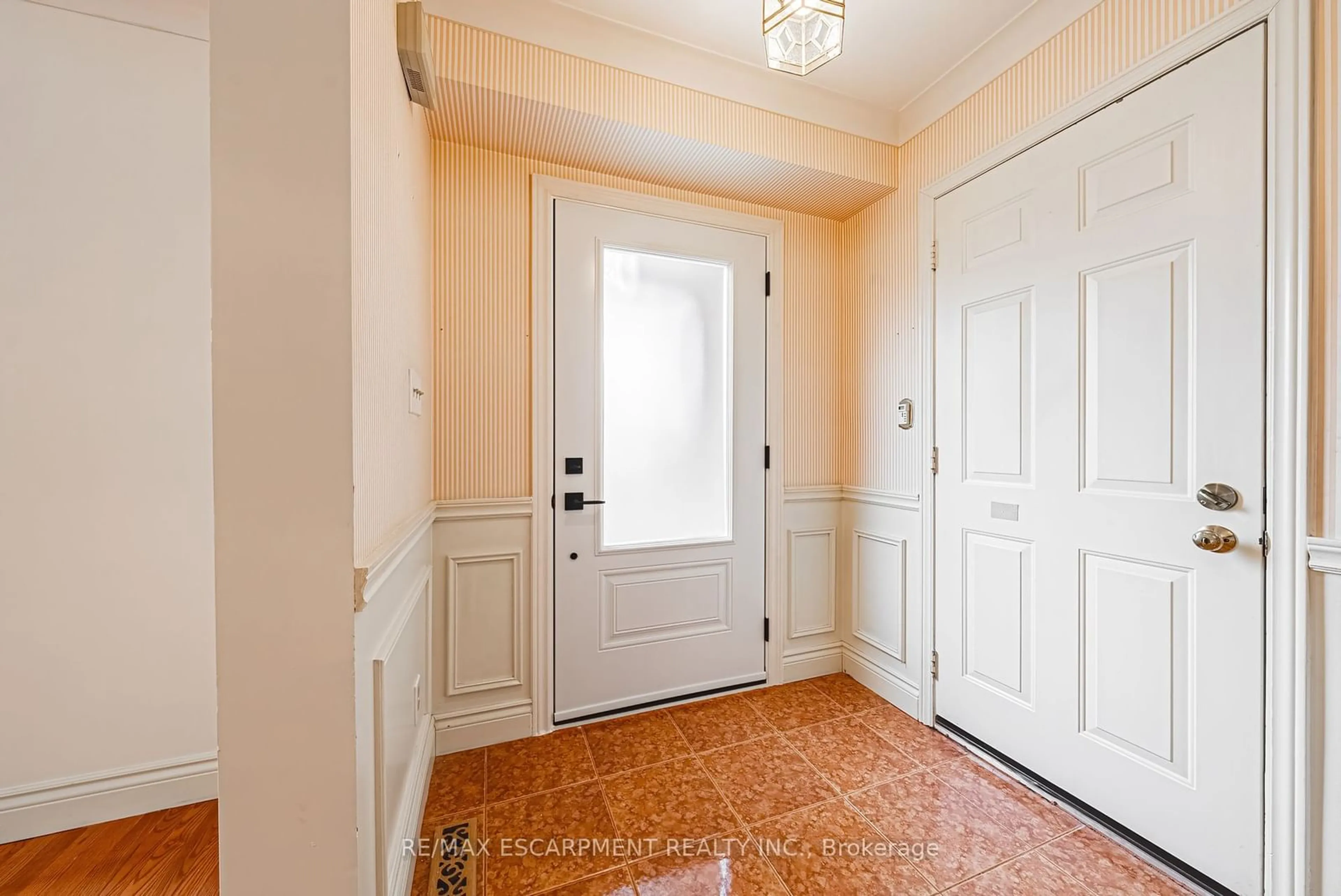 Indoor entryway for 105 WILSON St #17, Hamilton Ontario L9G 1N4