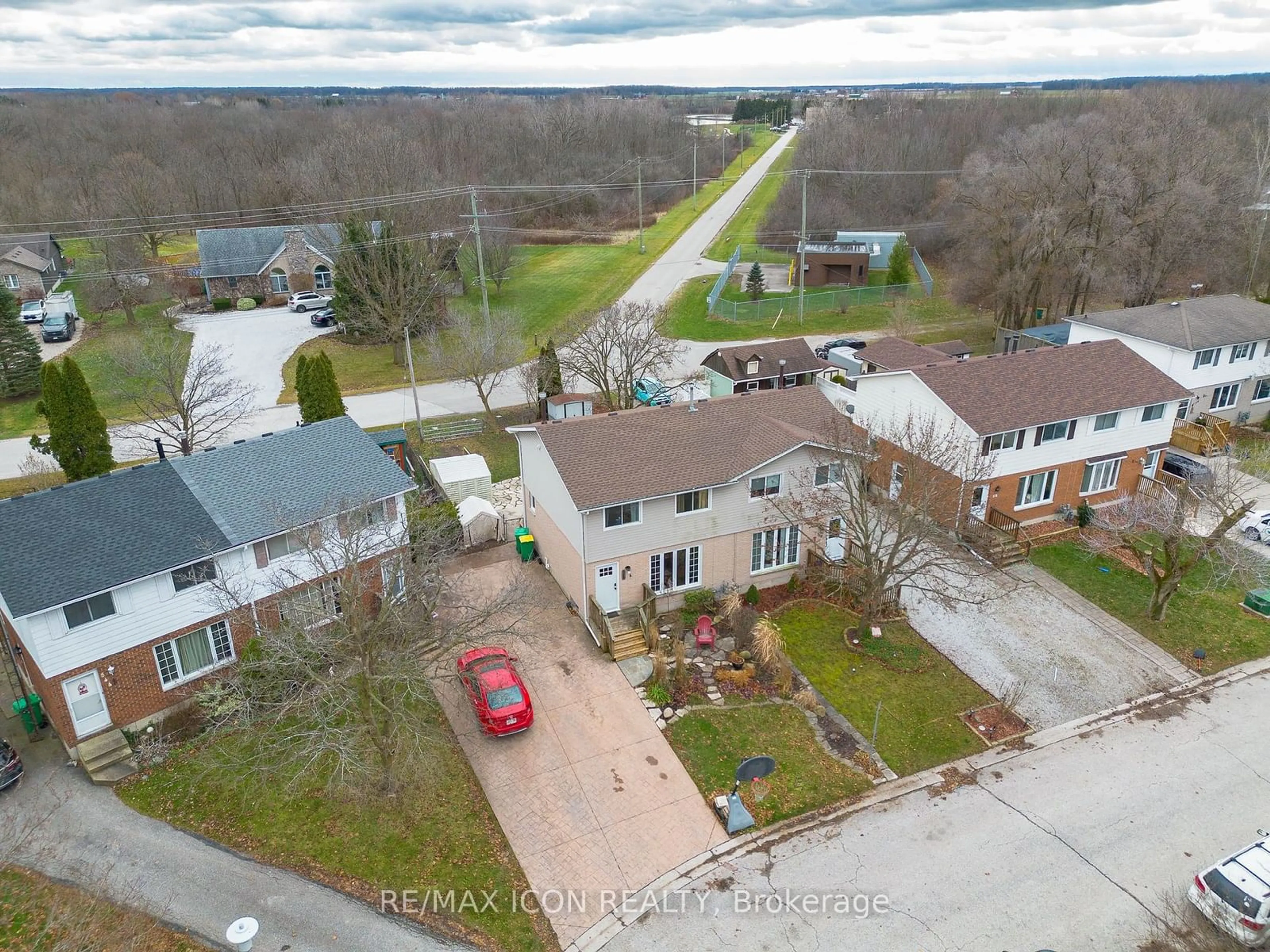 A pic from outside/outdoor area/front of a property/back of a property/a pic from drone, street for 548 Short St, Petrolia Ontario N0N 1R0