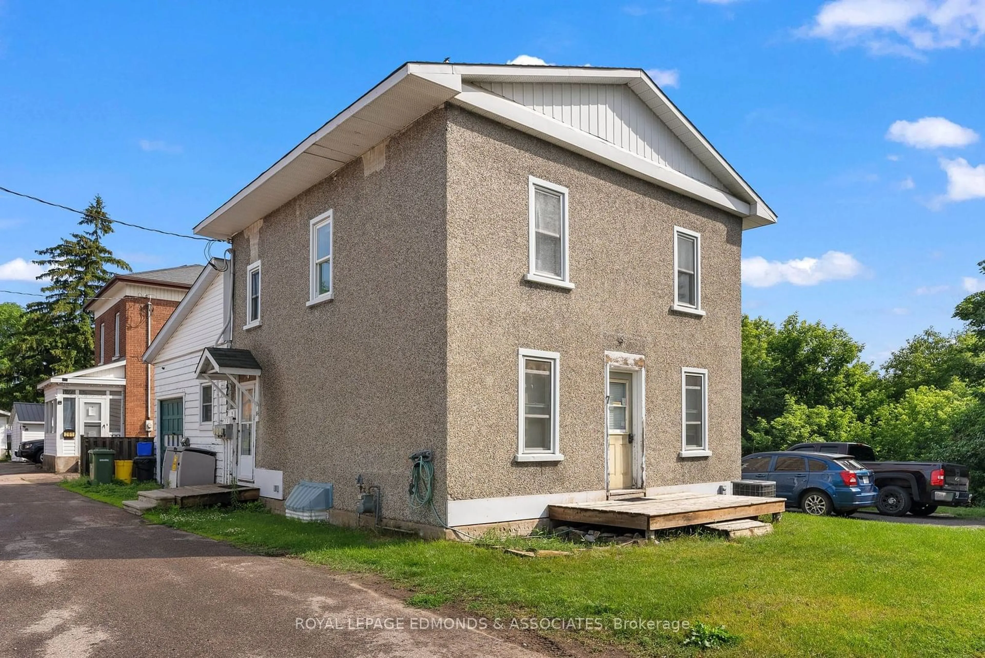 Home with vinyl exterior material, building for 7 Isabella St, Pembroke Ontario K8A 5S4