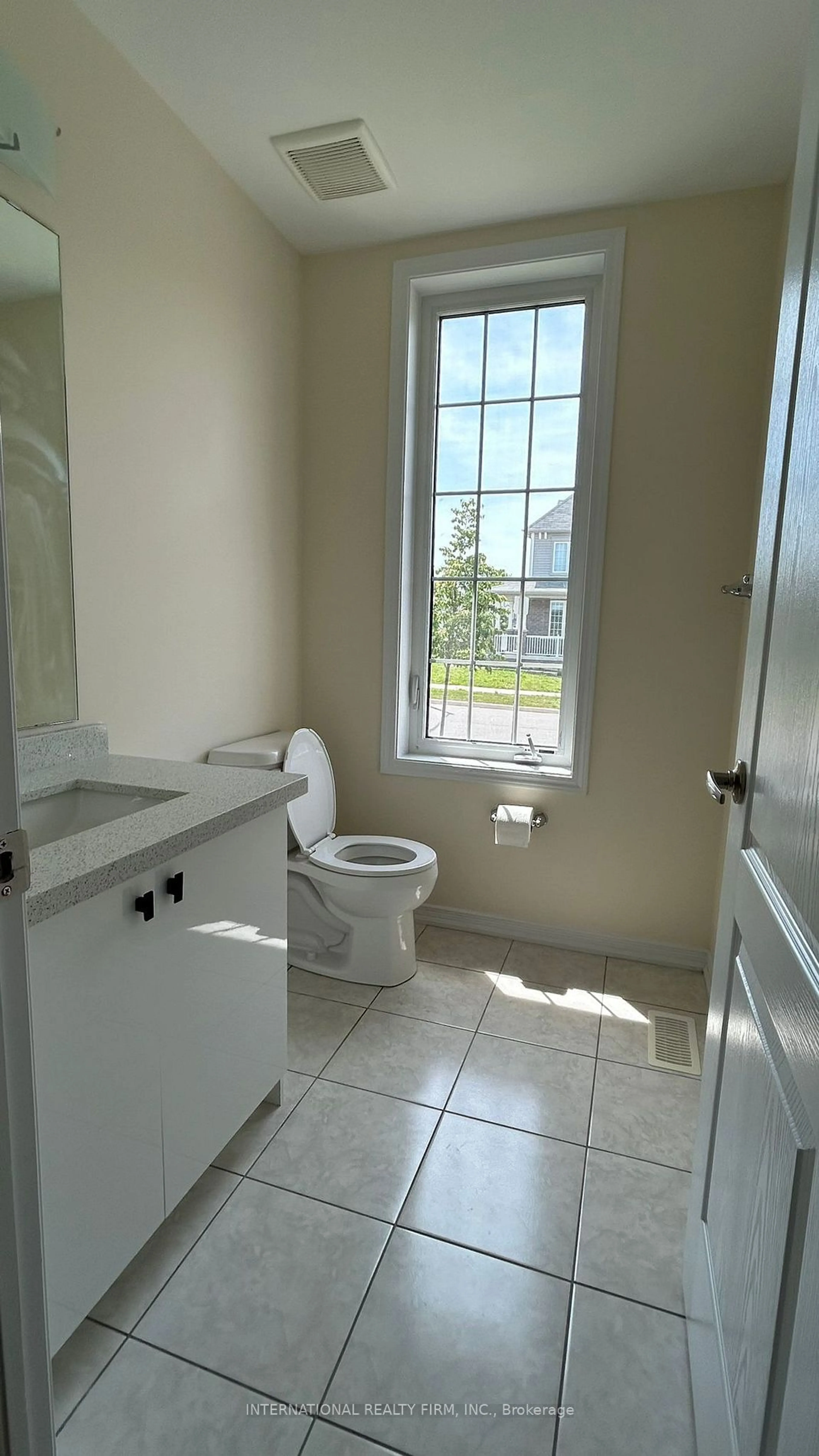 Standard bathroom, ceramic/tile floor for 30 Sara Dr, Thorold Ontario L3J 0G4