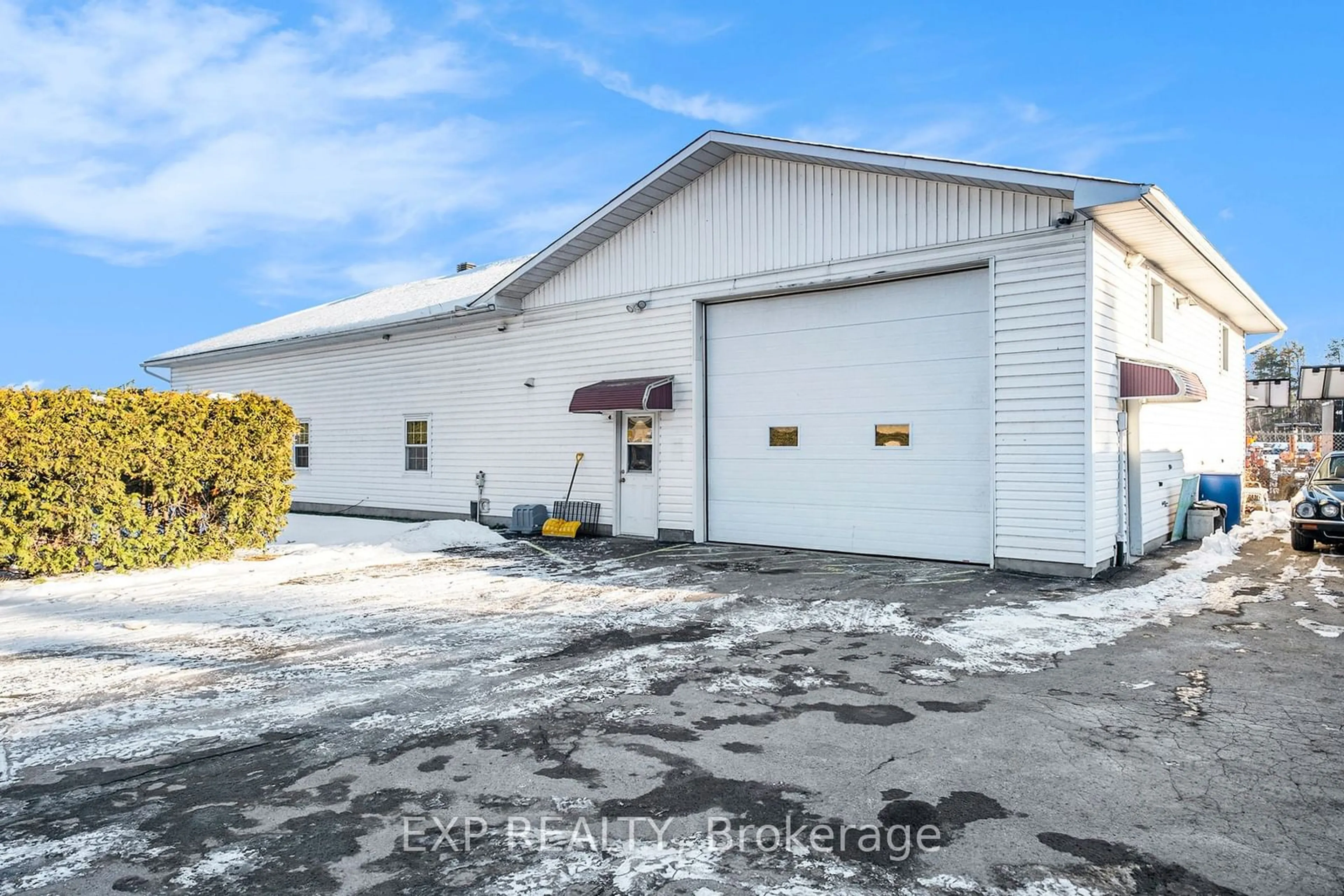 Indoor garage for 3836 Leitrim Rd, Leitrim Ontario K1G 3N4