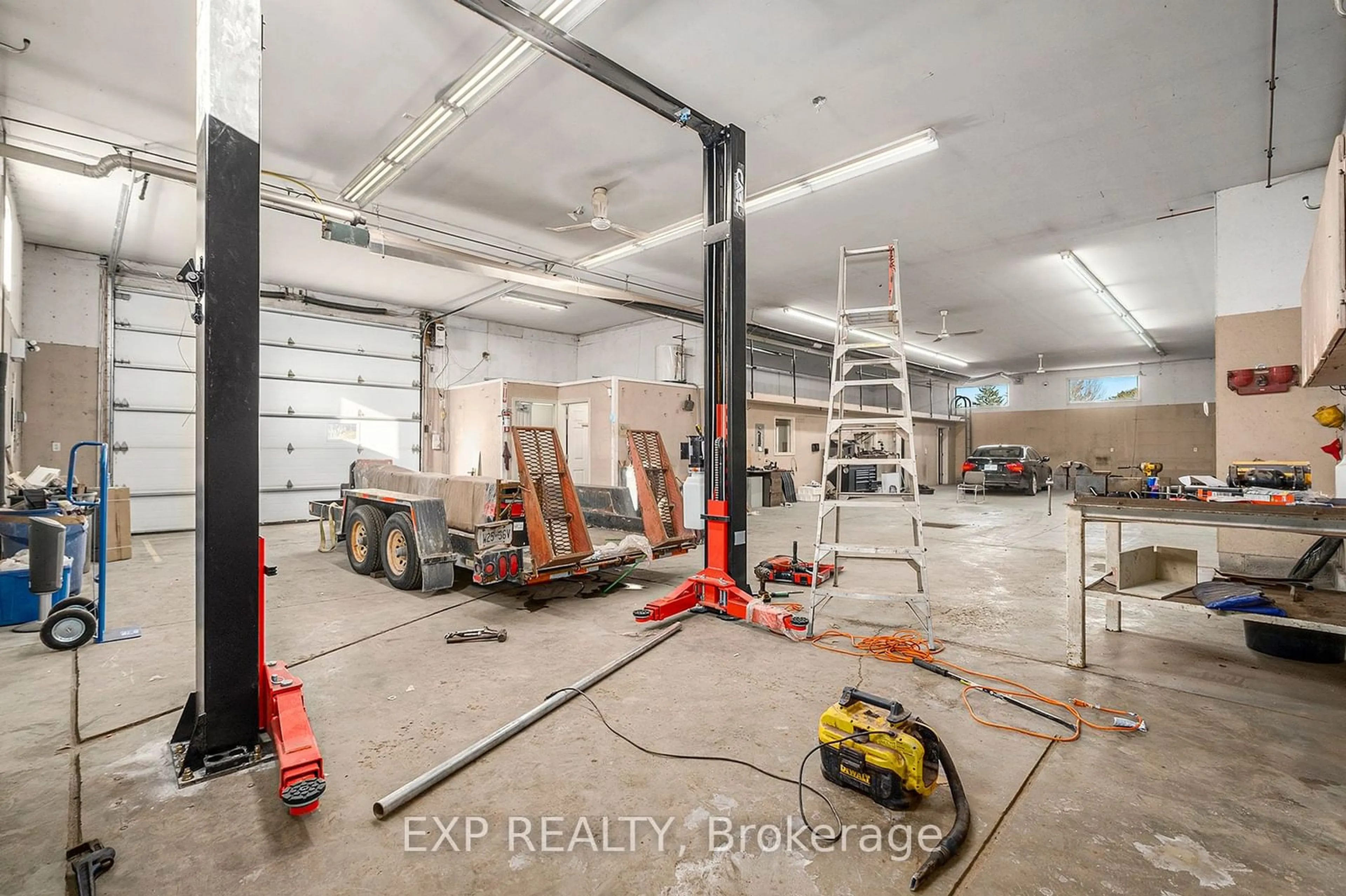 Indoor garage for 3836 Leitrim Rd, Leitrim Ontario K1G 3N4