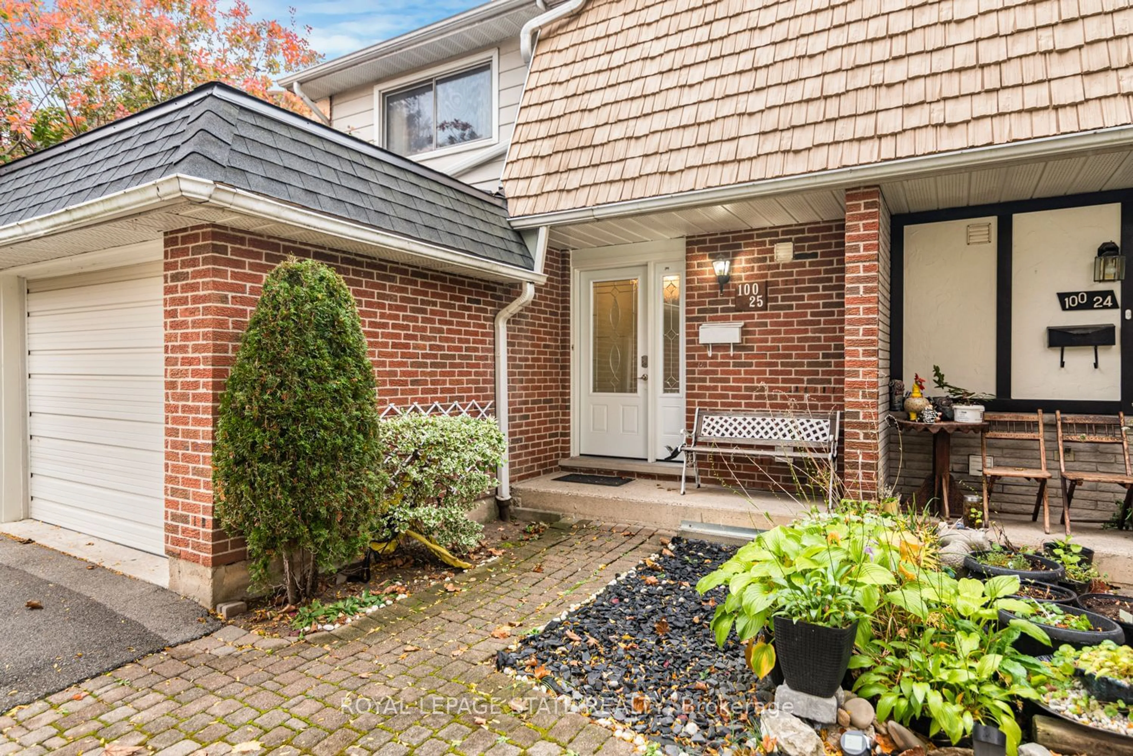 Home with brick exterior material, street for 100 St Andrews Crt #25, Hamilton Ontario L8K 6H2