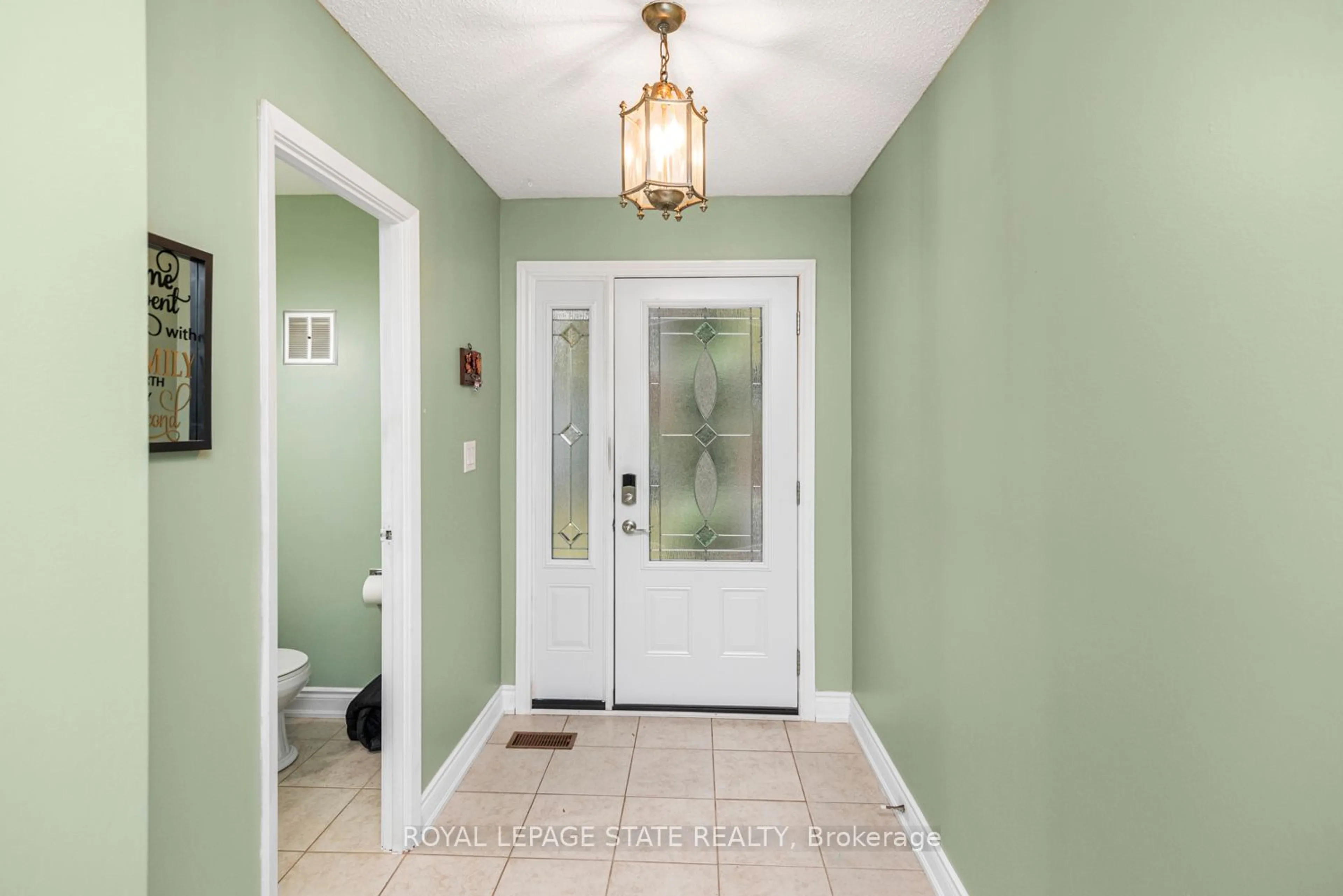 Indoor entryway for 100 St Andrews Crt #25, Hamilton Ontario L8K 6H2