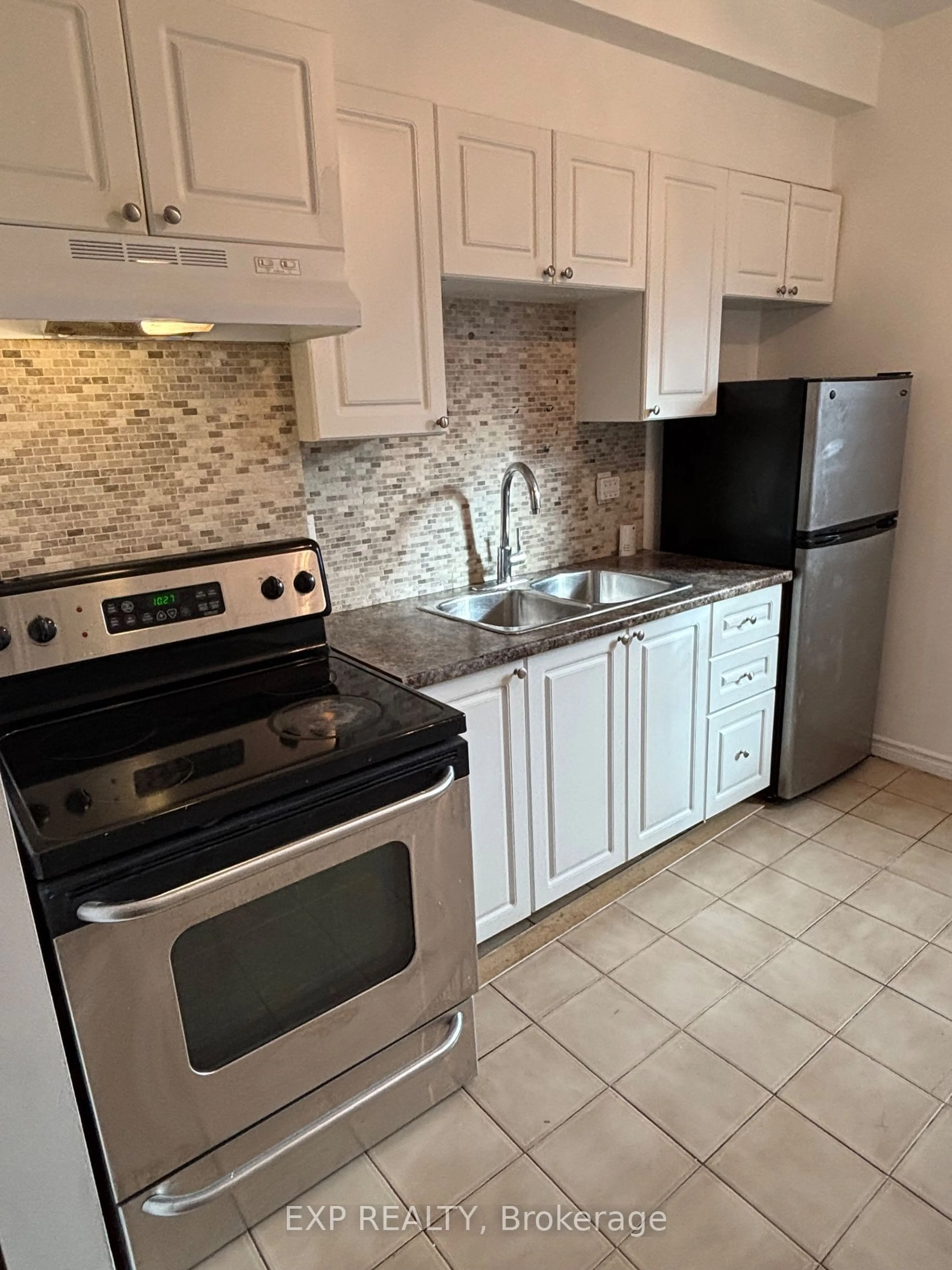 Standard kitchen, ceramic/tile floor for 66 Stirton St, Hamilton Ontario L8L 6E9