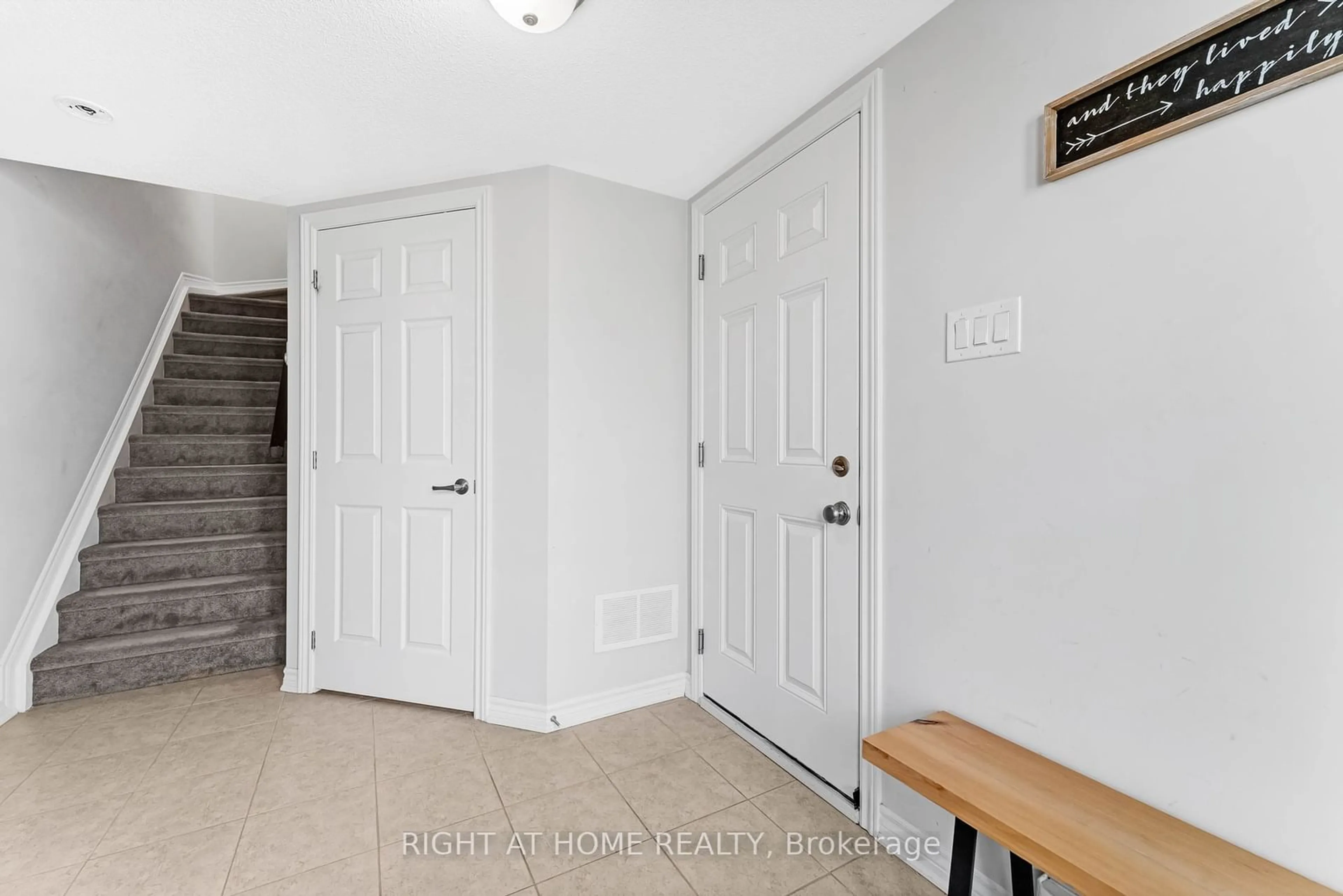 Indoor entryway for 74 Feathertop Lane, Kanata Ontario K2V 0K7