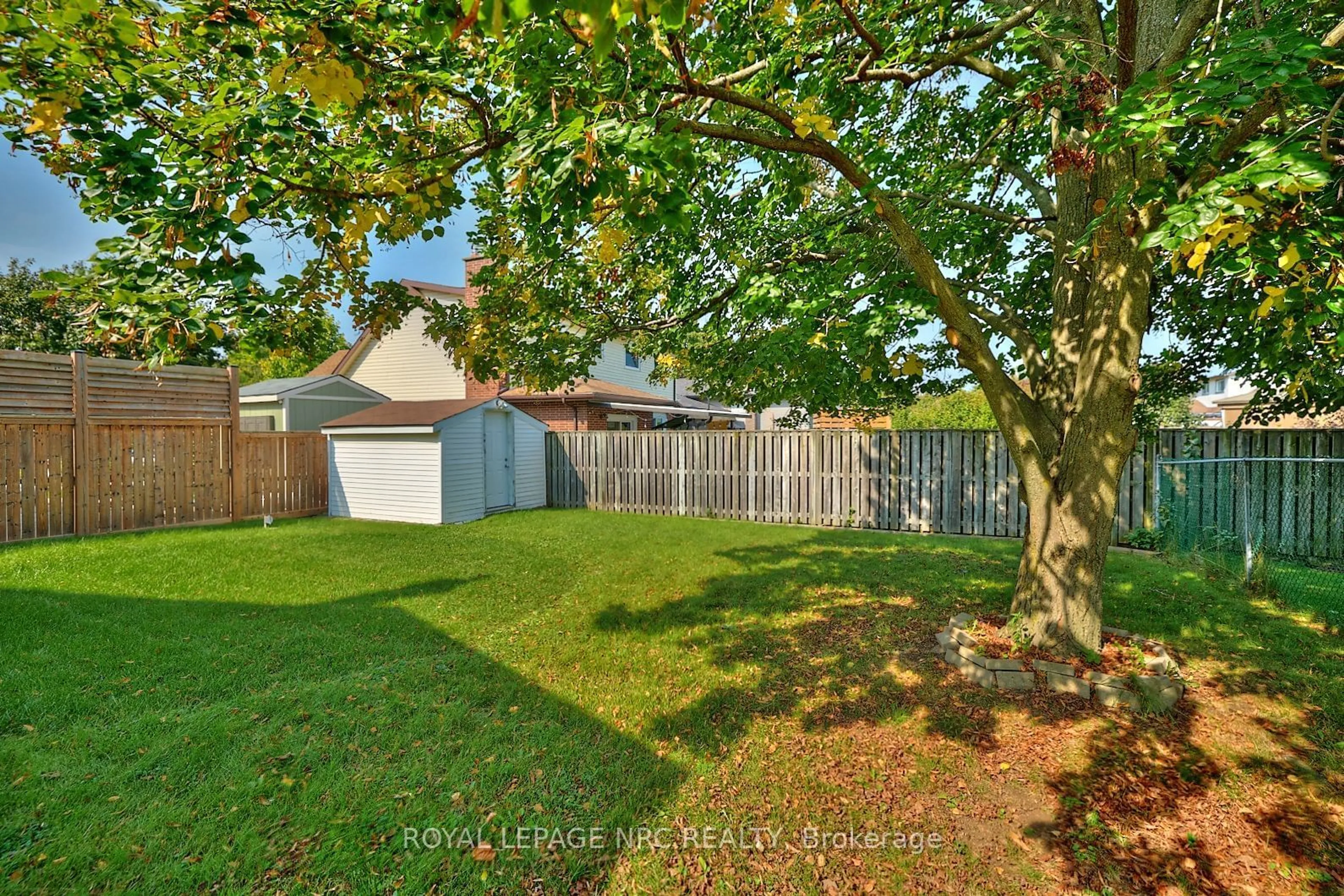 A pic from outside/outdoor area/front of a property/back of a property/a pic from drone, unknown for 17 KILKENNY Dr, St. Catharines Ontario L2N 6E4