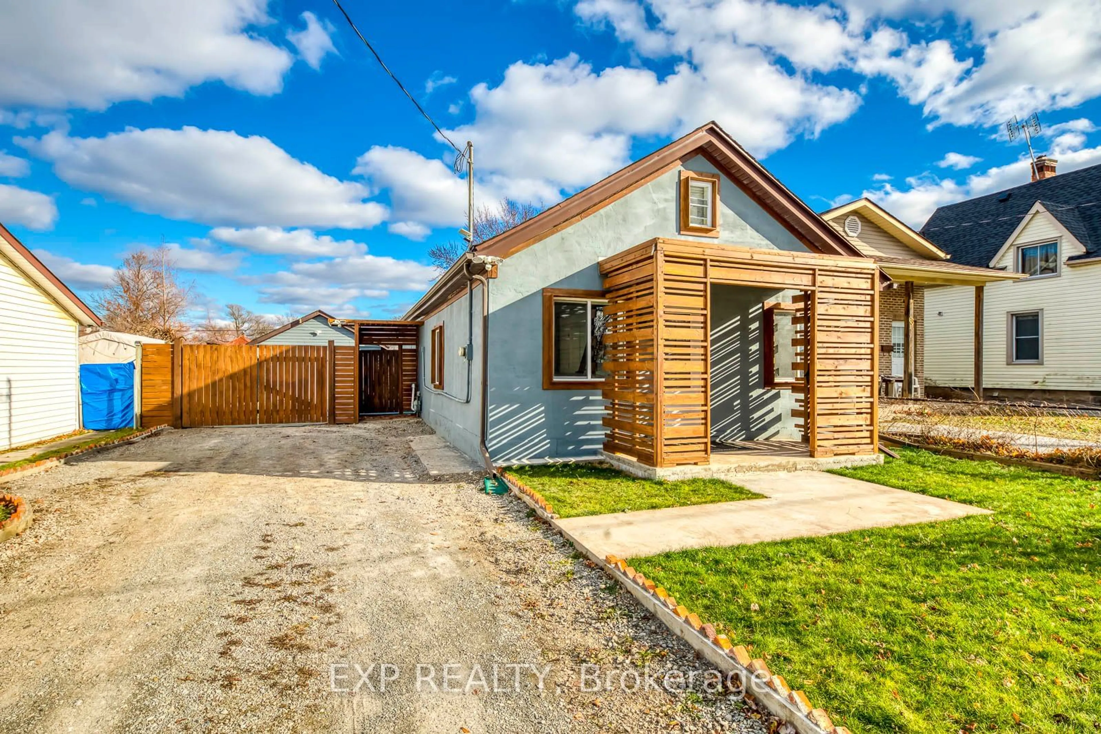 A pic from outside/outdoor area/front of a property/back of a property/a pic from drone, street for 61 Edith St, St. Catharines Ontario L2S 2P8