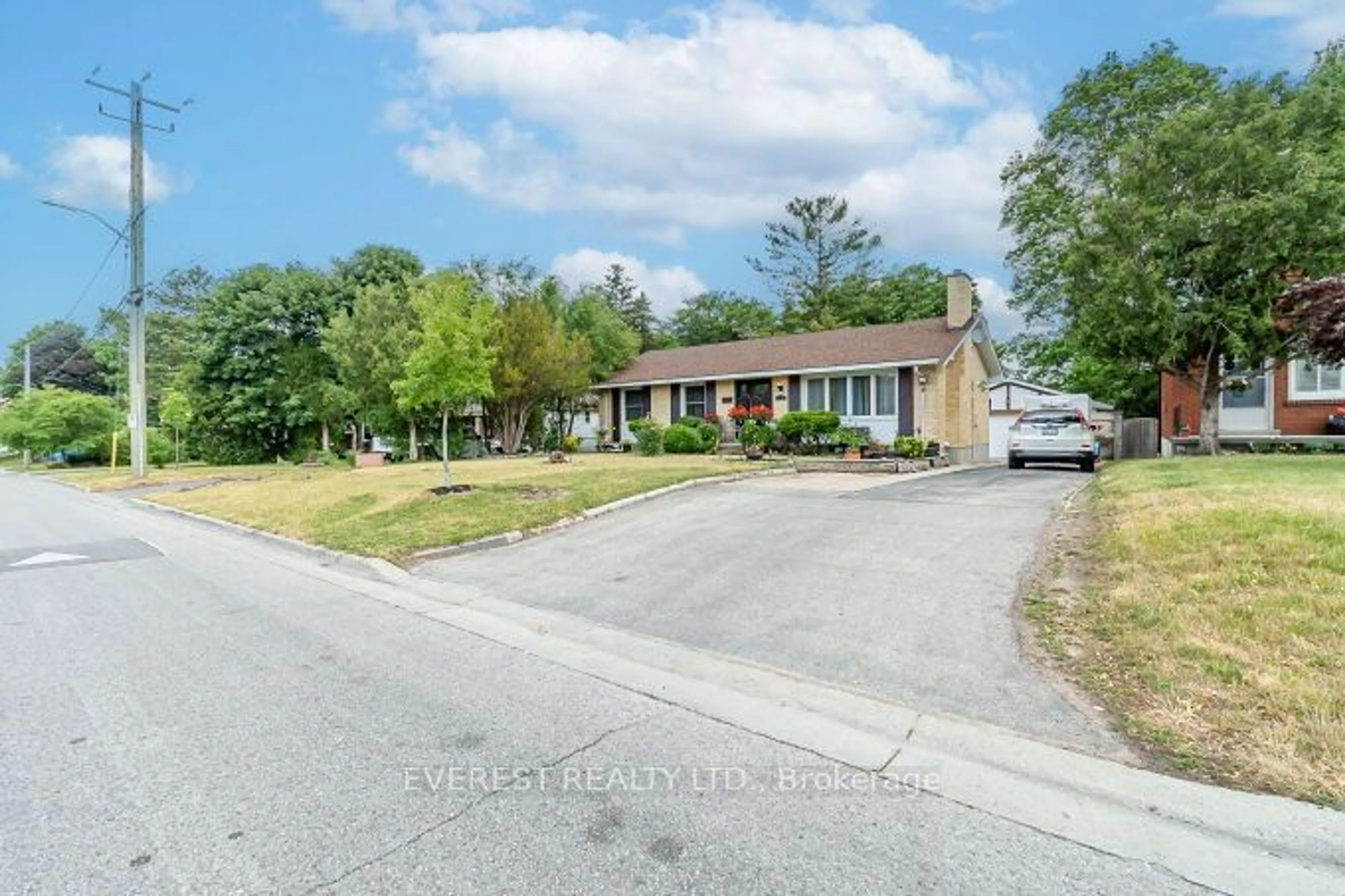 A pic from outside/outdoor area/front of a property/back of a property/a pic from drone, street for 368 BELFIELD St, London Ontario N5Y 2K4