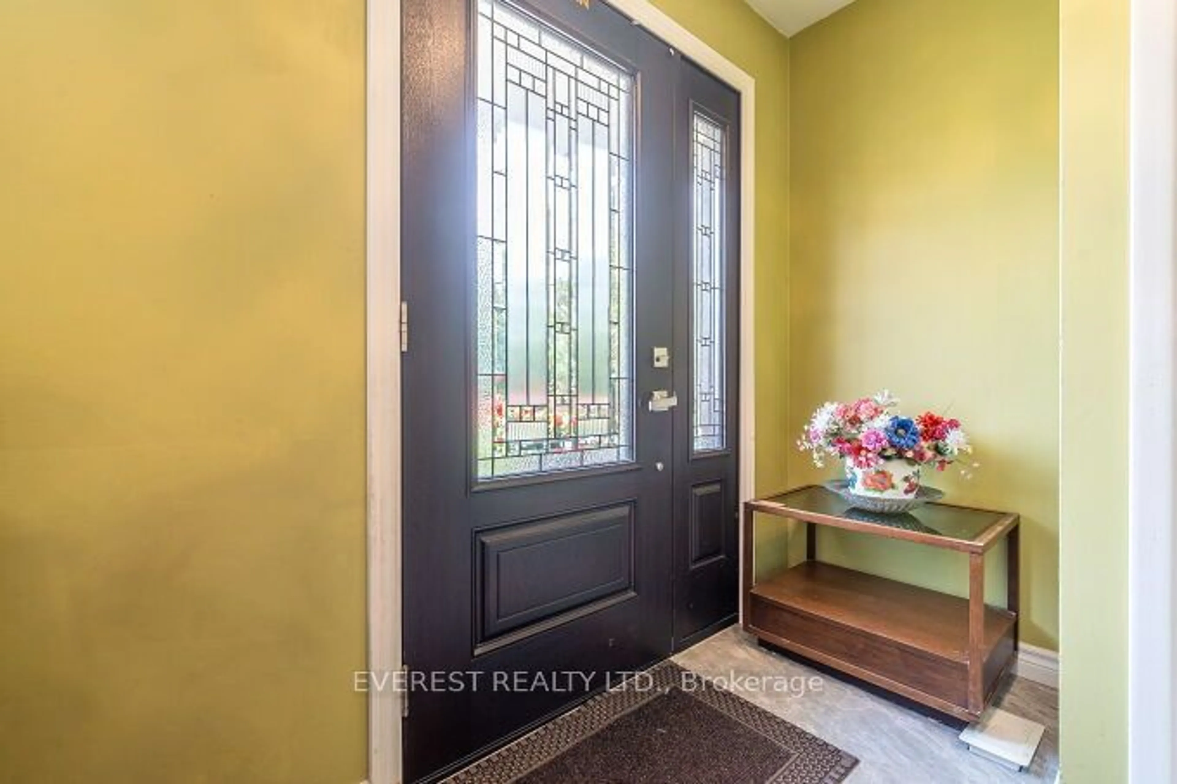 Indoor entryway for 368 BELFIELD St, London Ontario N5Y 2K4