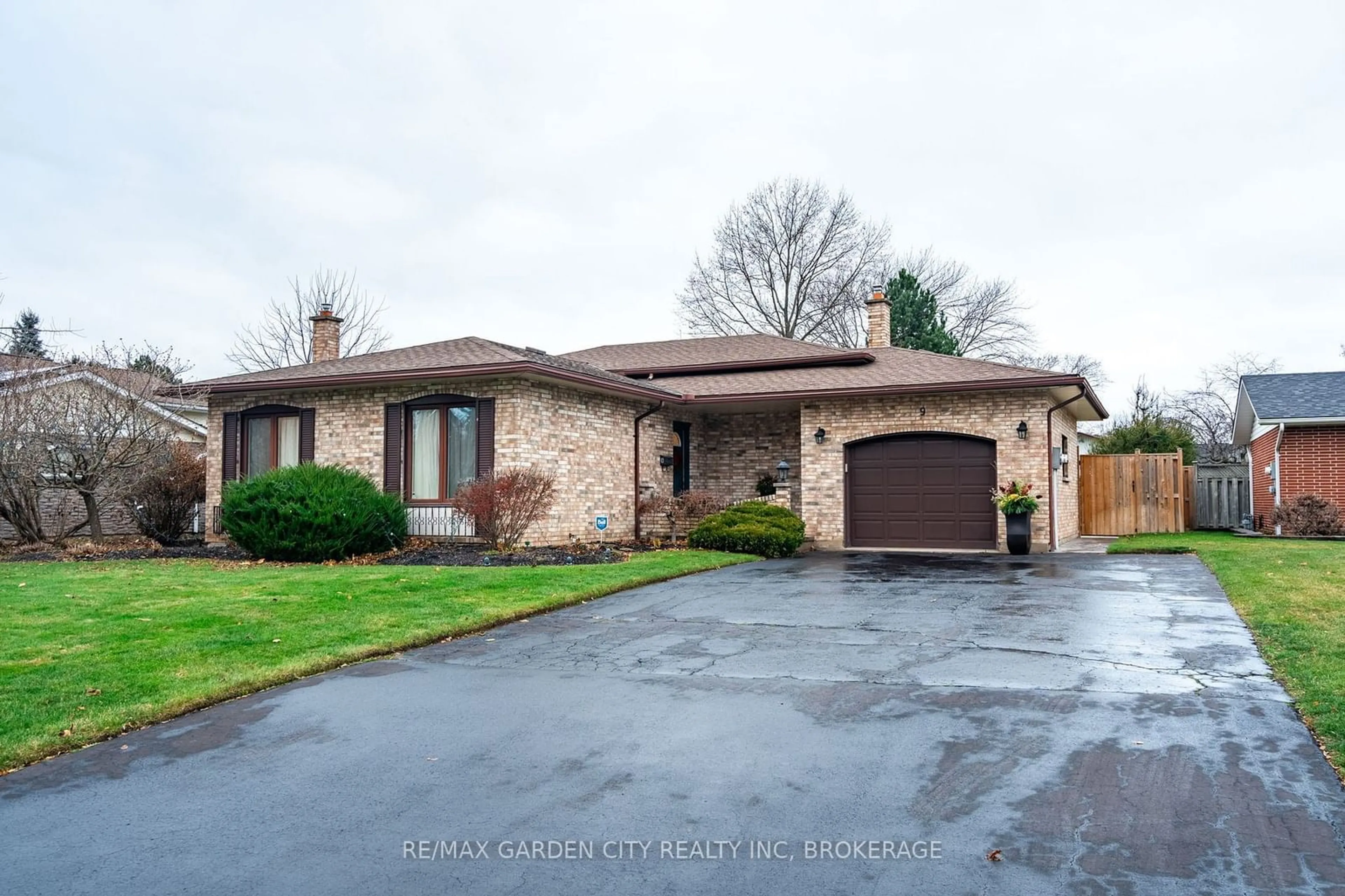 Home with brick exterior material, street for 9 Royal Oak Dr, St. Catharines Ontario L2N 4B7