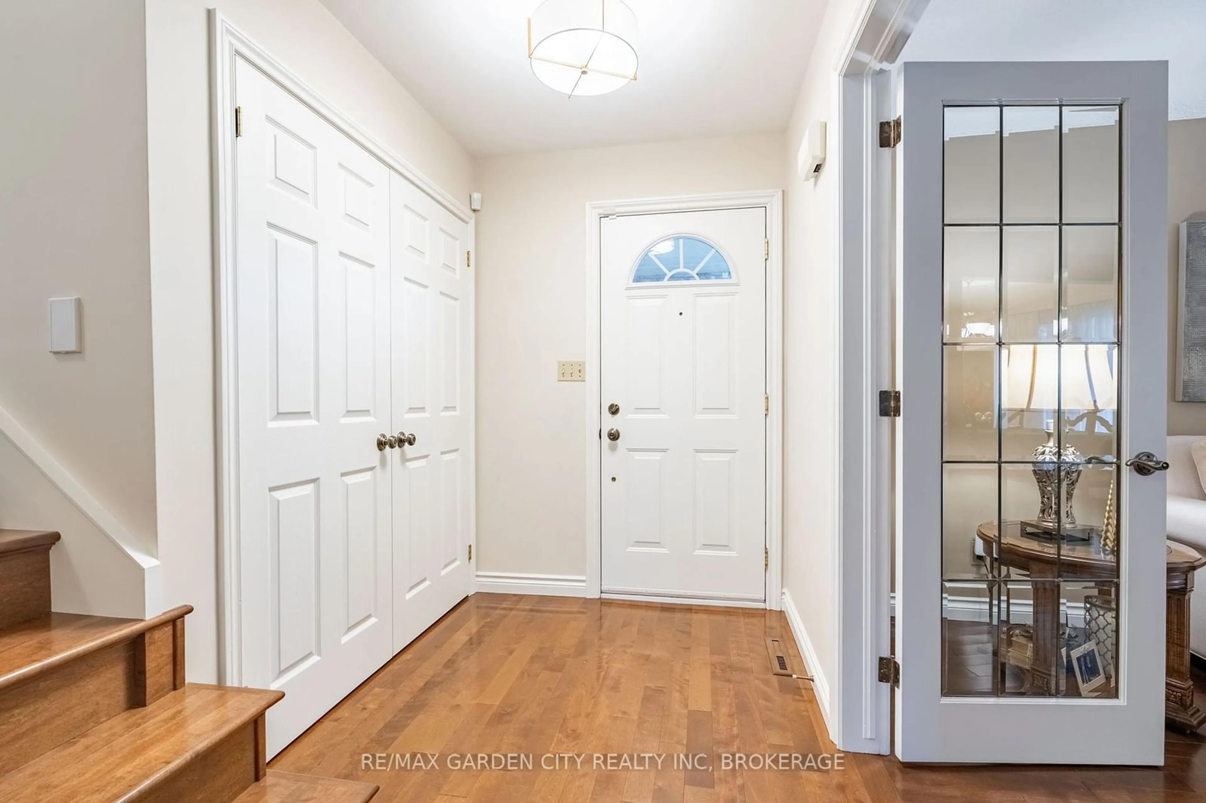 Indoor entryway for 9 Royal Oak Dr, St. Catharines Ontario L2N 4B7