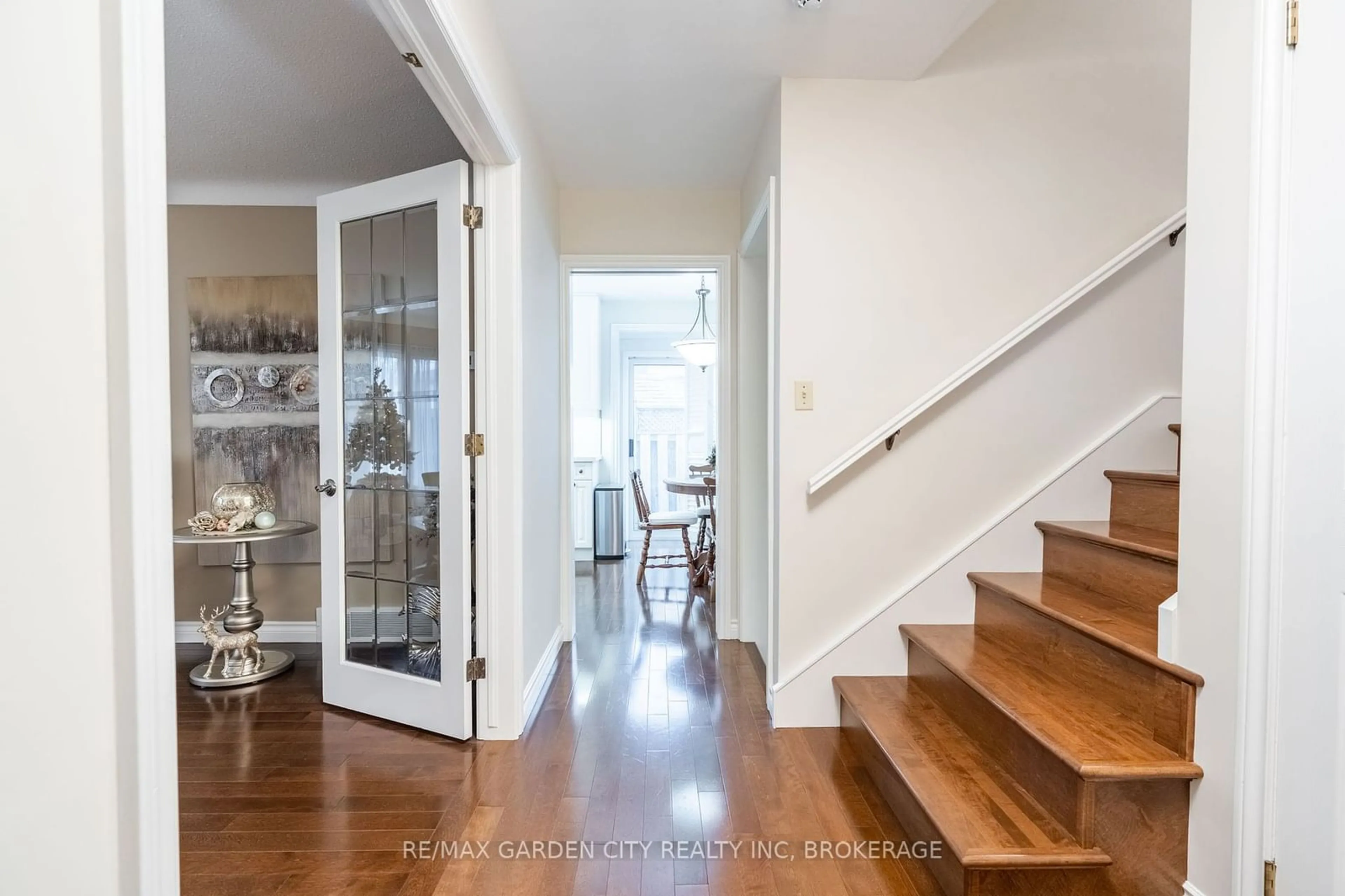 Indoor entryway for 9 Royal Oak Dr, St. Catharines Ontario L2N 4B7