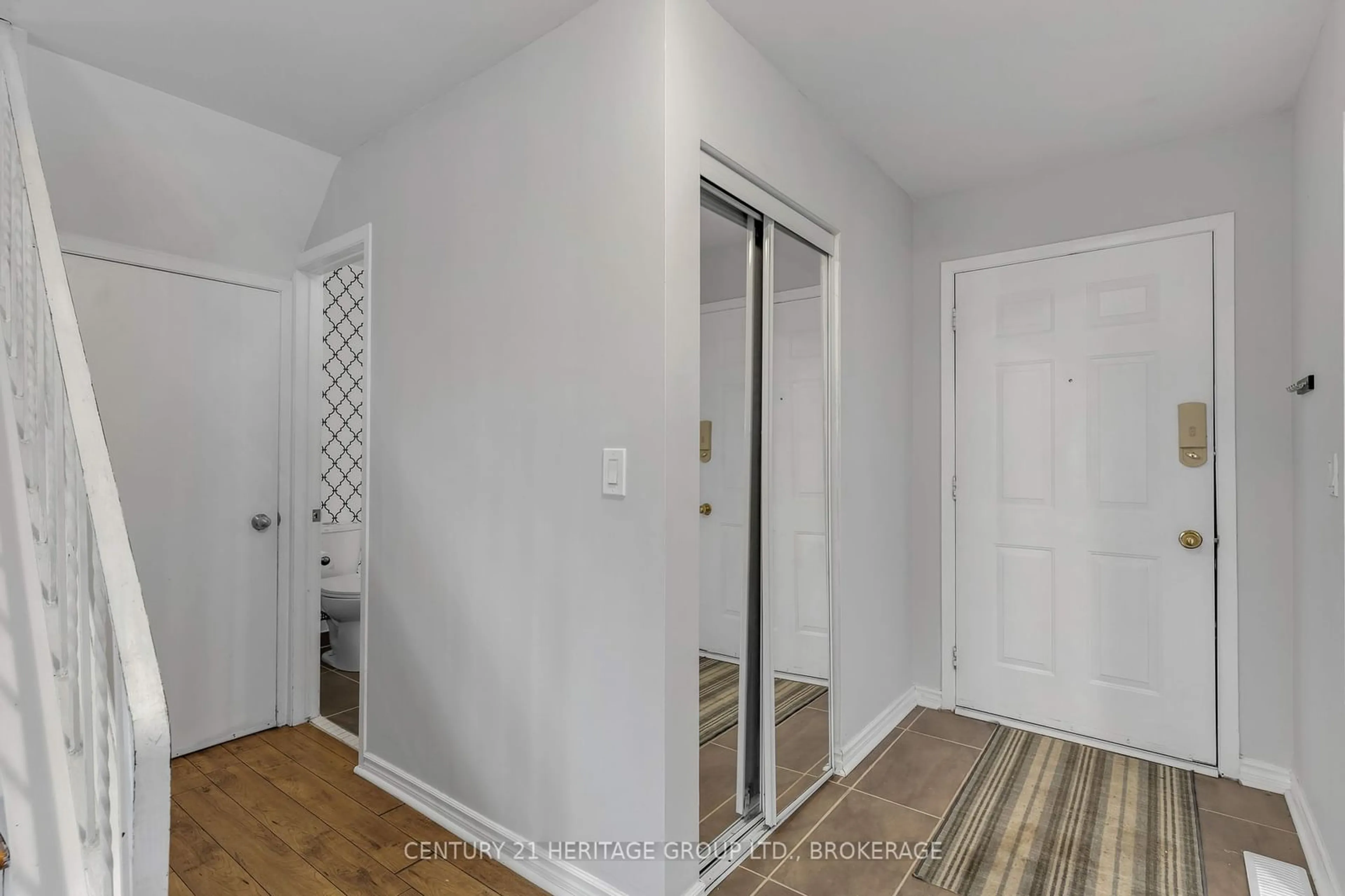 Indoor entryway for 47 Trillium Crt, Kingston Ontario K7K 6W9