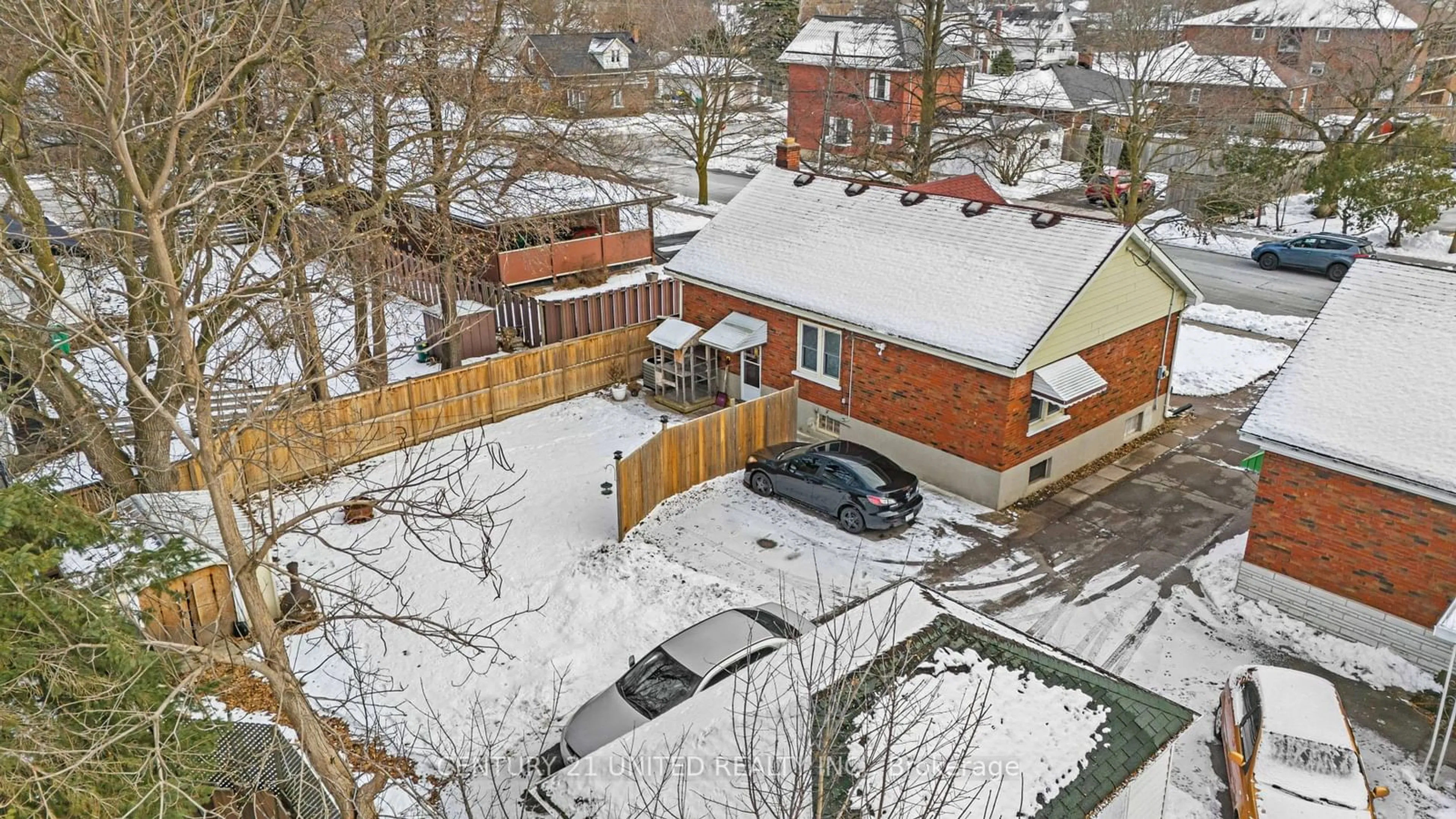 A pic from outside/outdoor area/front of a property/back of a property/a pic from drone, street for 422 King George St, Peterborough Ontario K9J 1S1