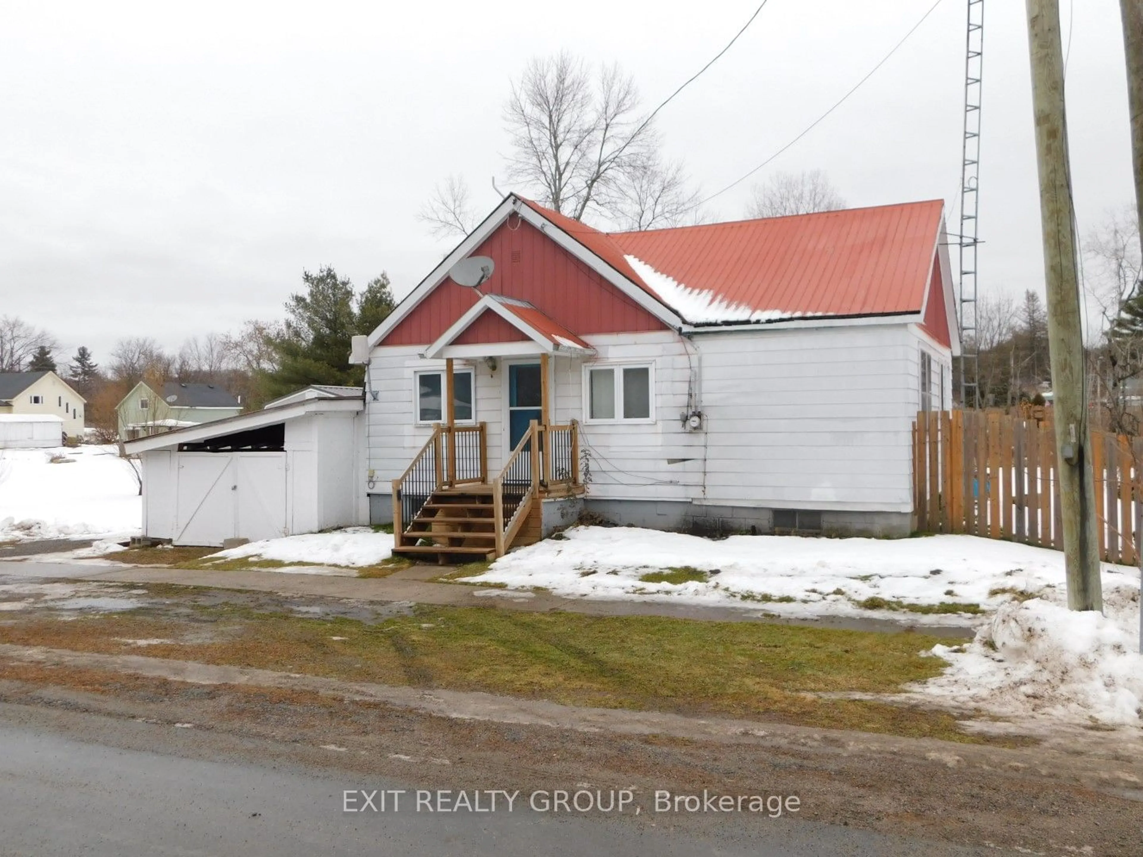 A pic from outside/outdoor area/front of a property/back of a property/a pic from drone, street for 46 Hungerford St, Tweed Ontario K0K 3J0