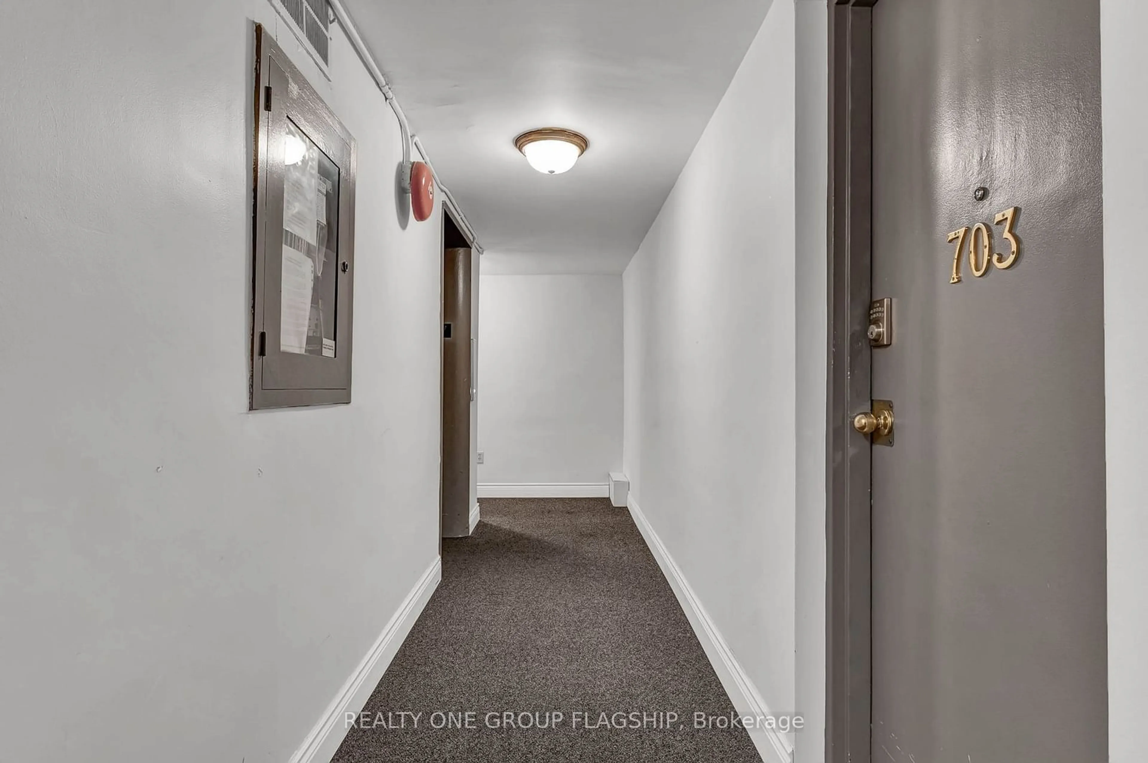 Indoor foyer for 293 Mohawk Rd #702, Hamilton Ontario L9A 2J1