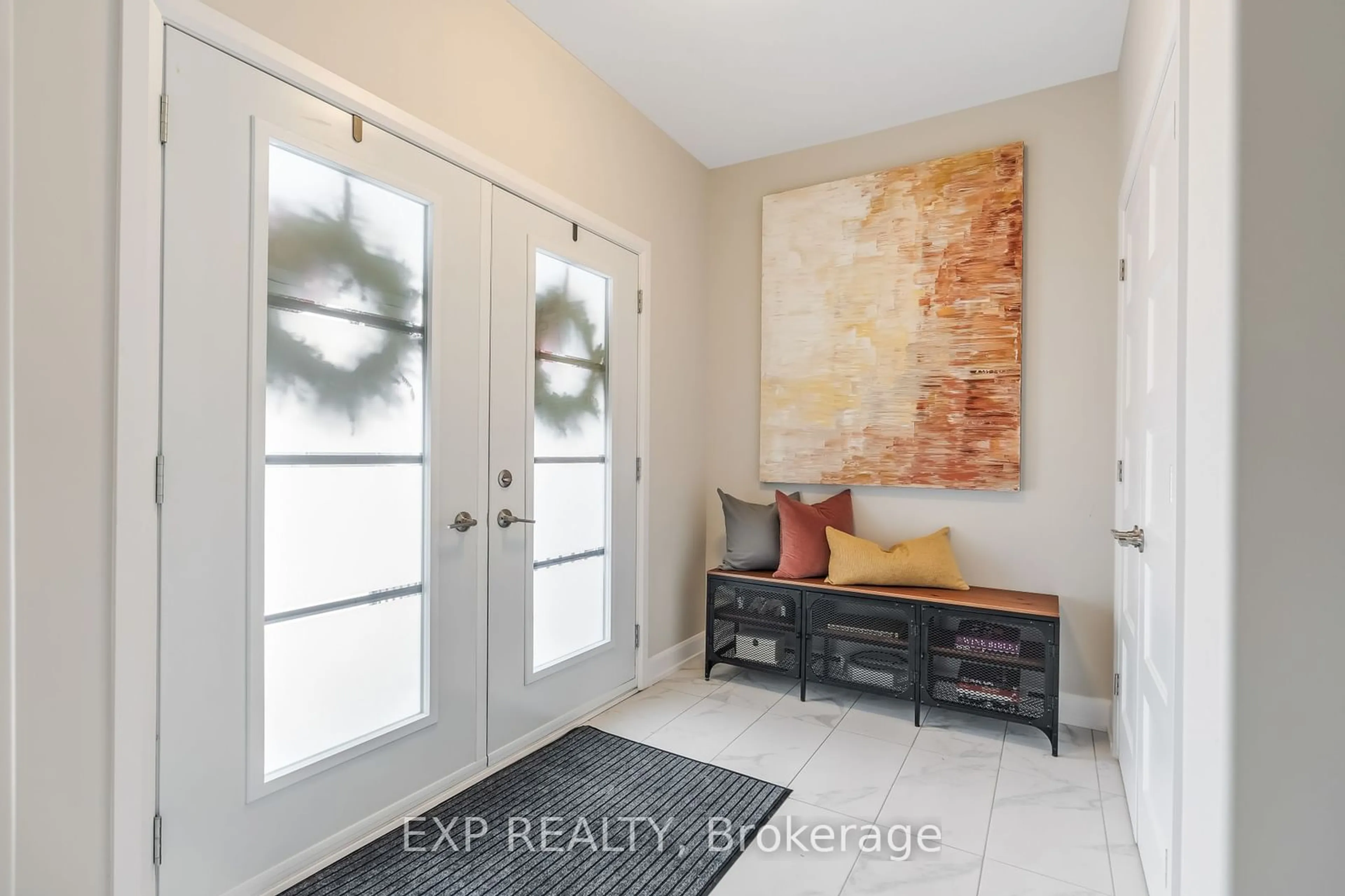 Indoor entryway for 525 Lucent St, Russell Ontario K4R 0G3