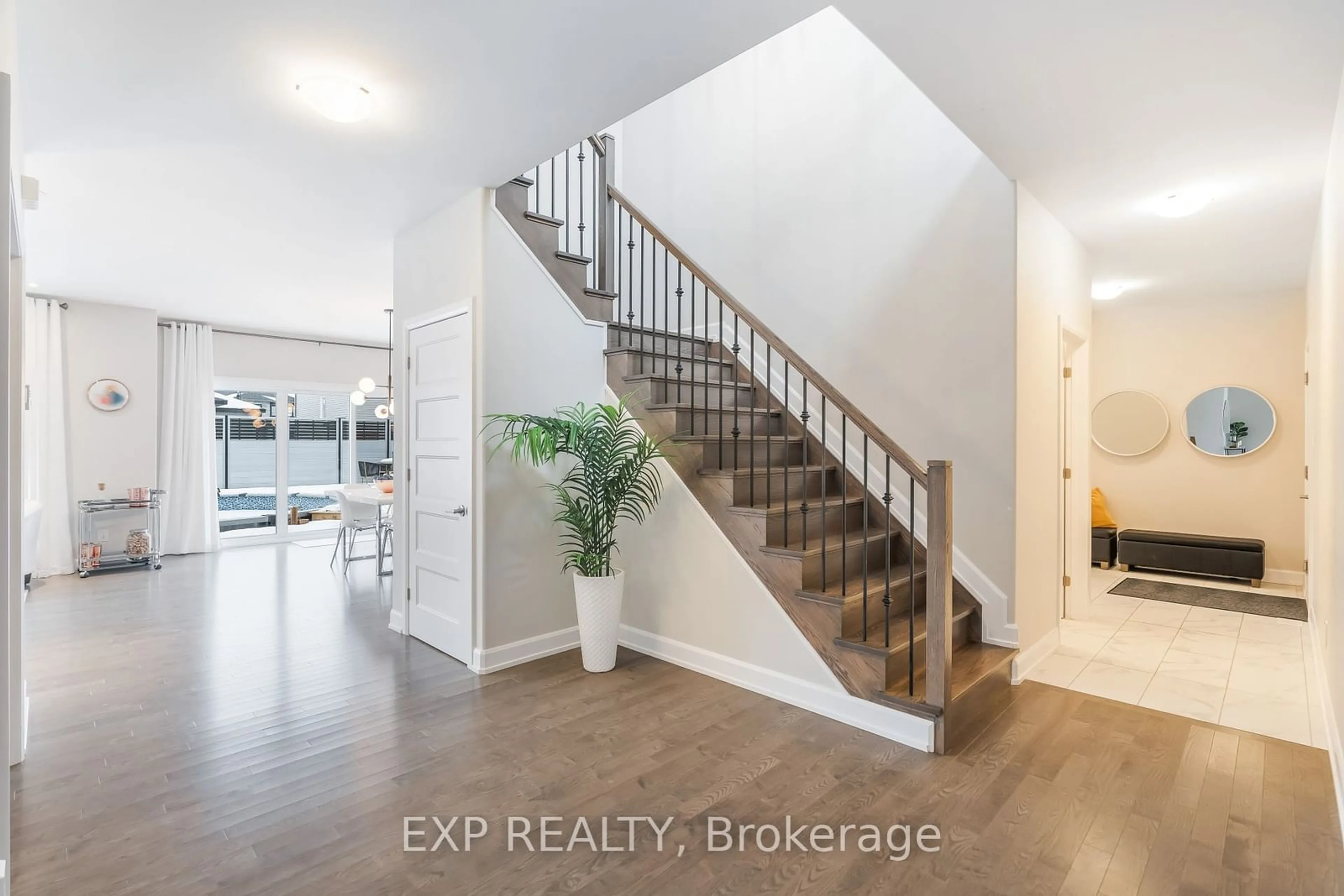 Indoor entryway for 525 Lucent St, Russell Ontario K4R 0G3