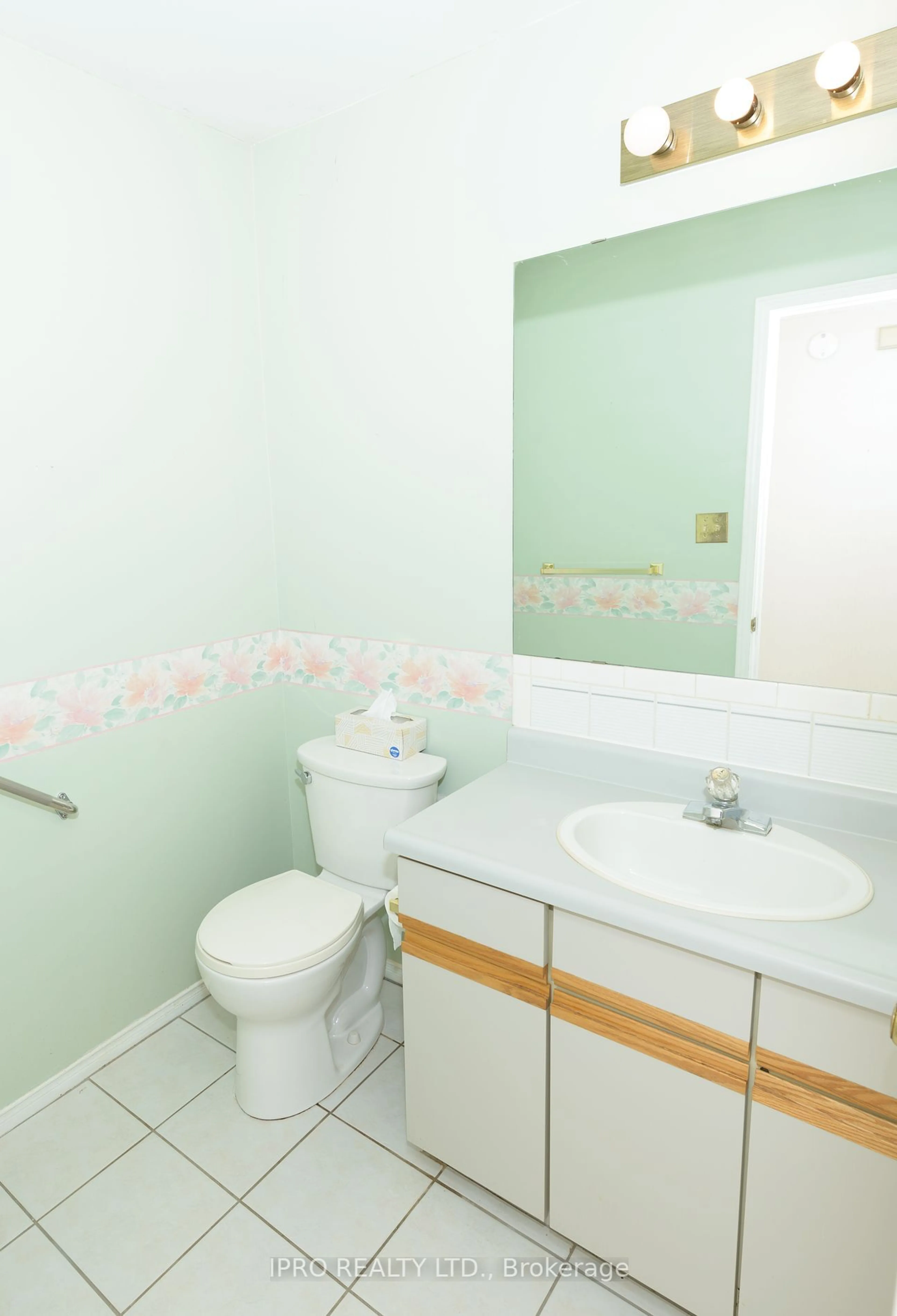 Standard bathroom, unknown for 38 Elora Dr #28, Hamilton Ontario L9C 7L4