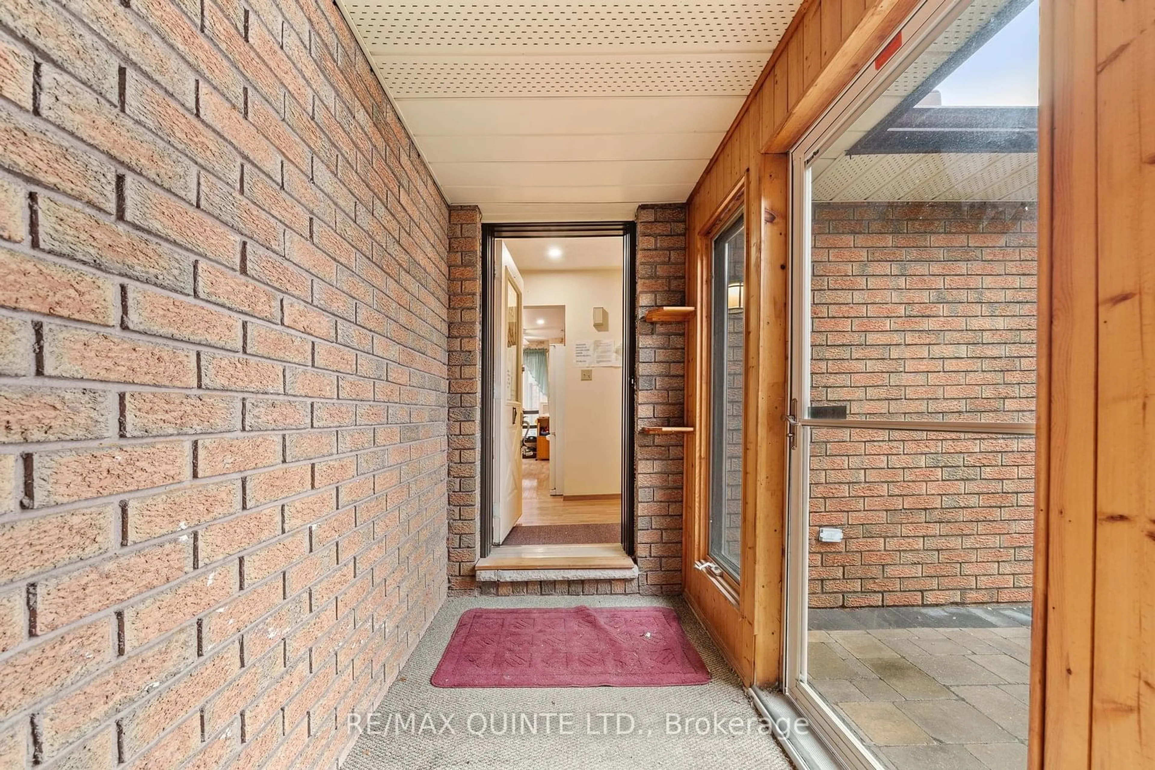 Indoor entryway for 1402 Clearview Dr, Peterborough Ontario K9K 1Z8