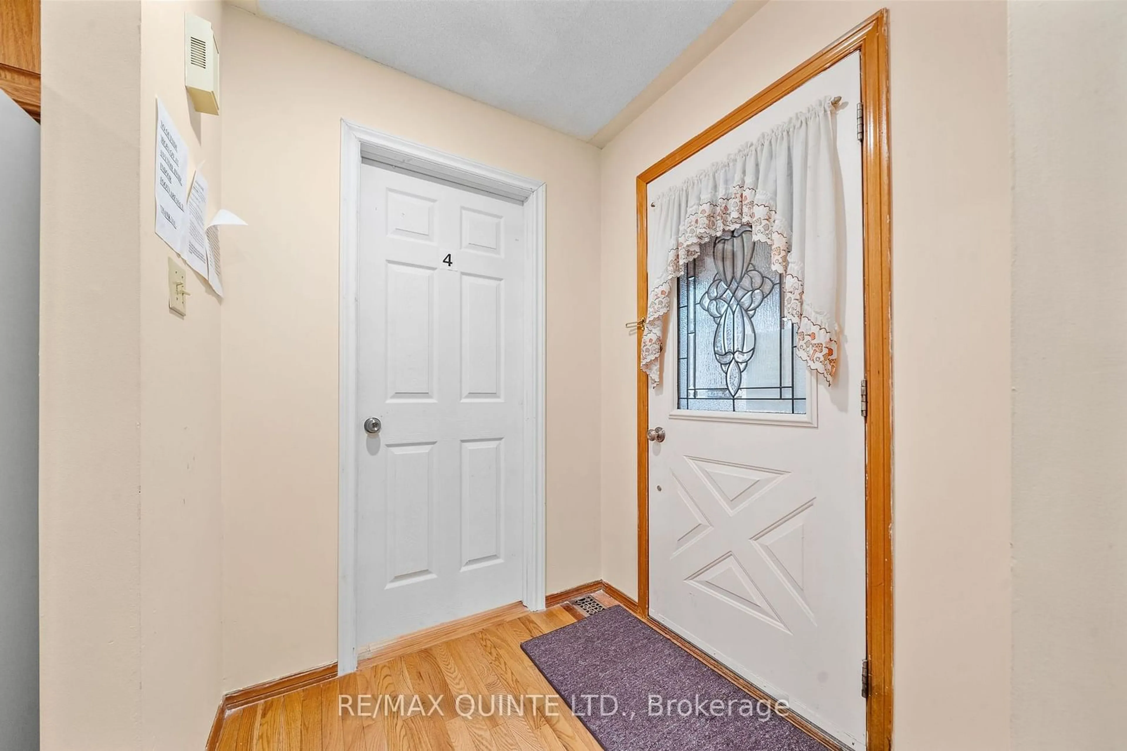 Indoor entryway for 1402 Clearview Dr, Peterborough Ontario K9K 1Z8