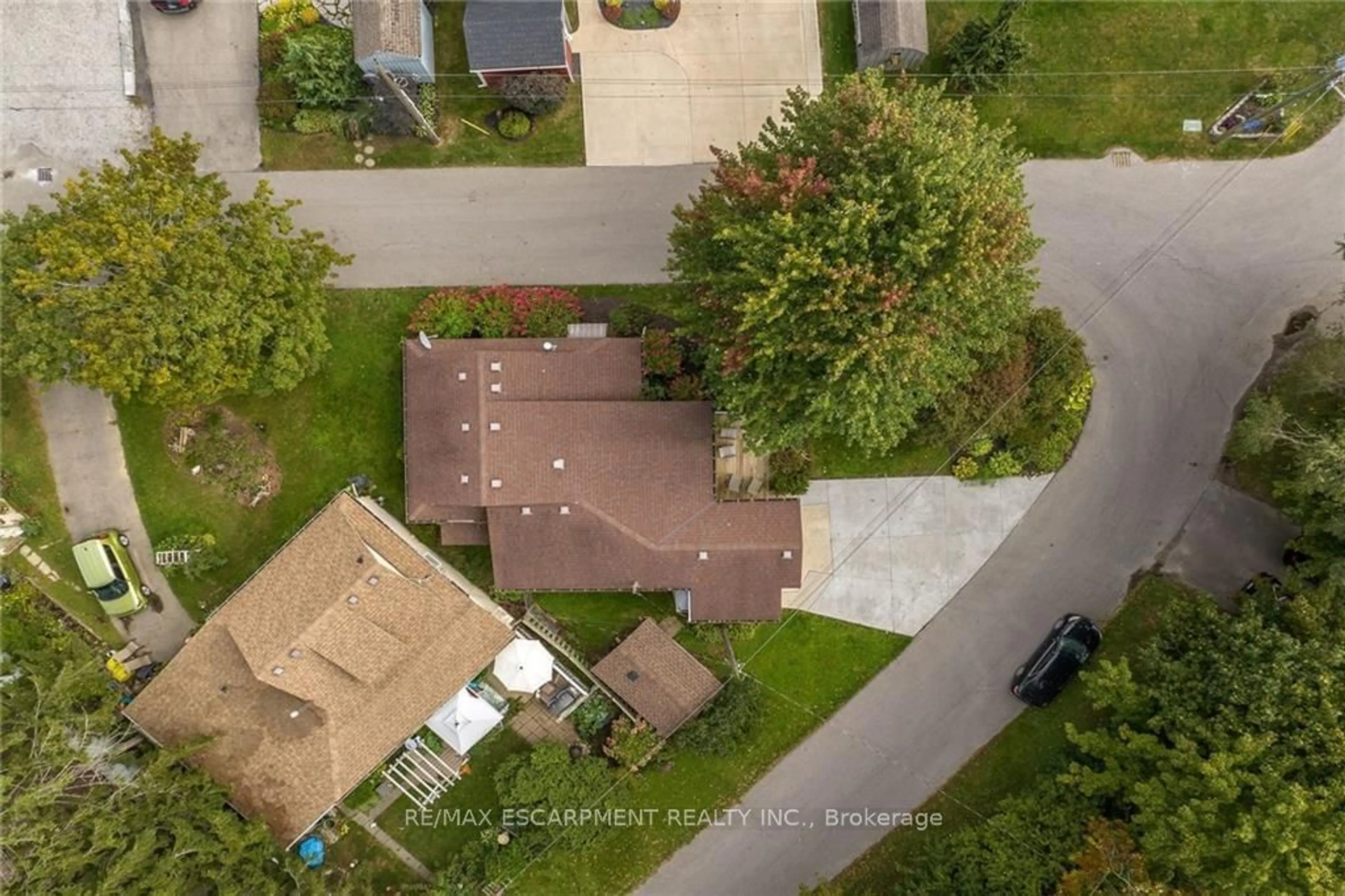 A pic from outside/outdoor area/front of a property/back of a property/a pic from drone, street for 16 Broad St, Norfolk Ontario N0A 1N7