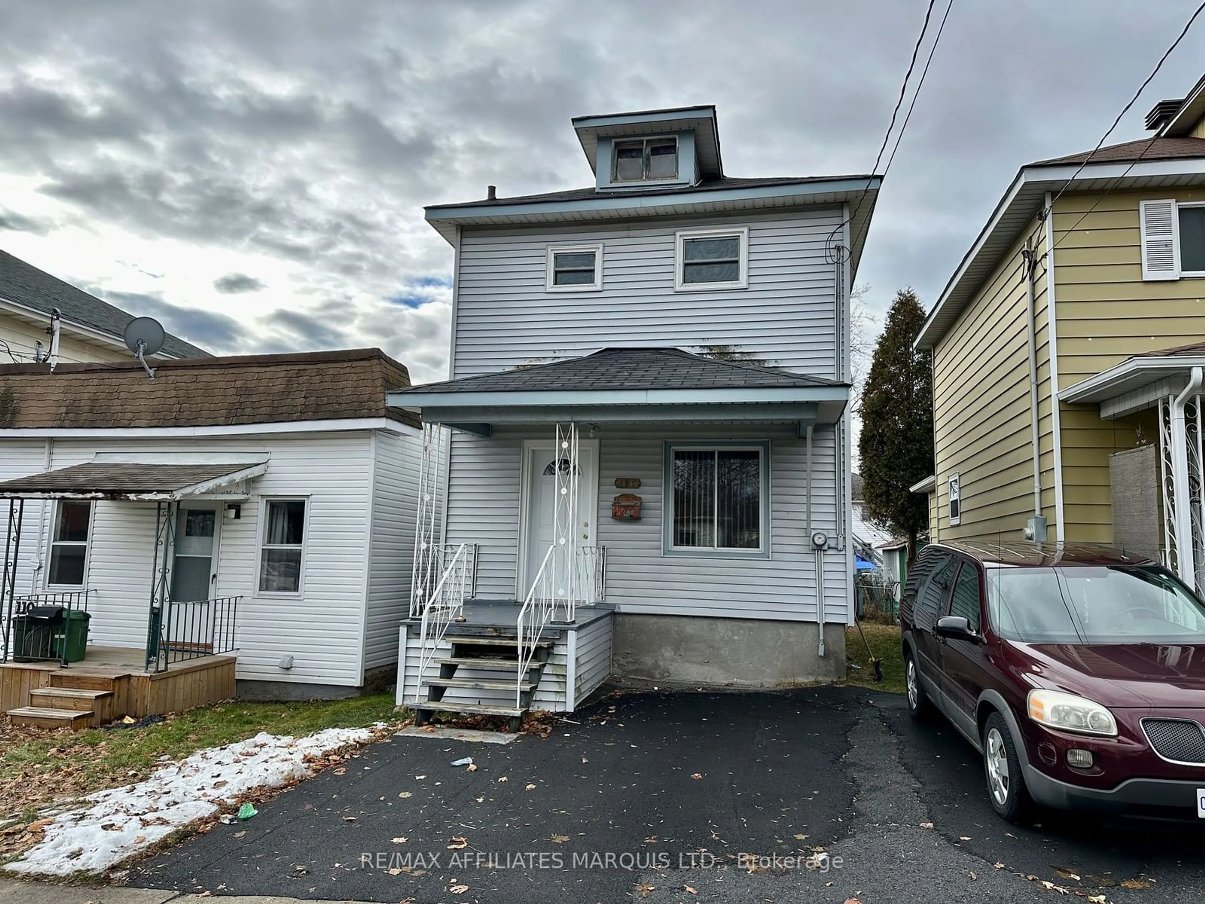 A pic from outside/outdoor area/front of a property/back of a property/a pic from drone, street for 112 Carleton St, Cornwall Ontario K6H 4X2