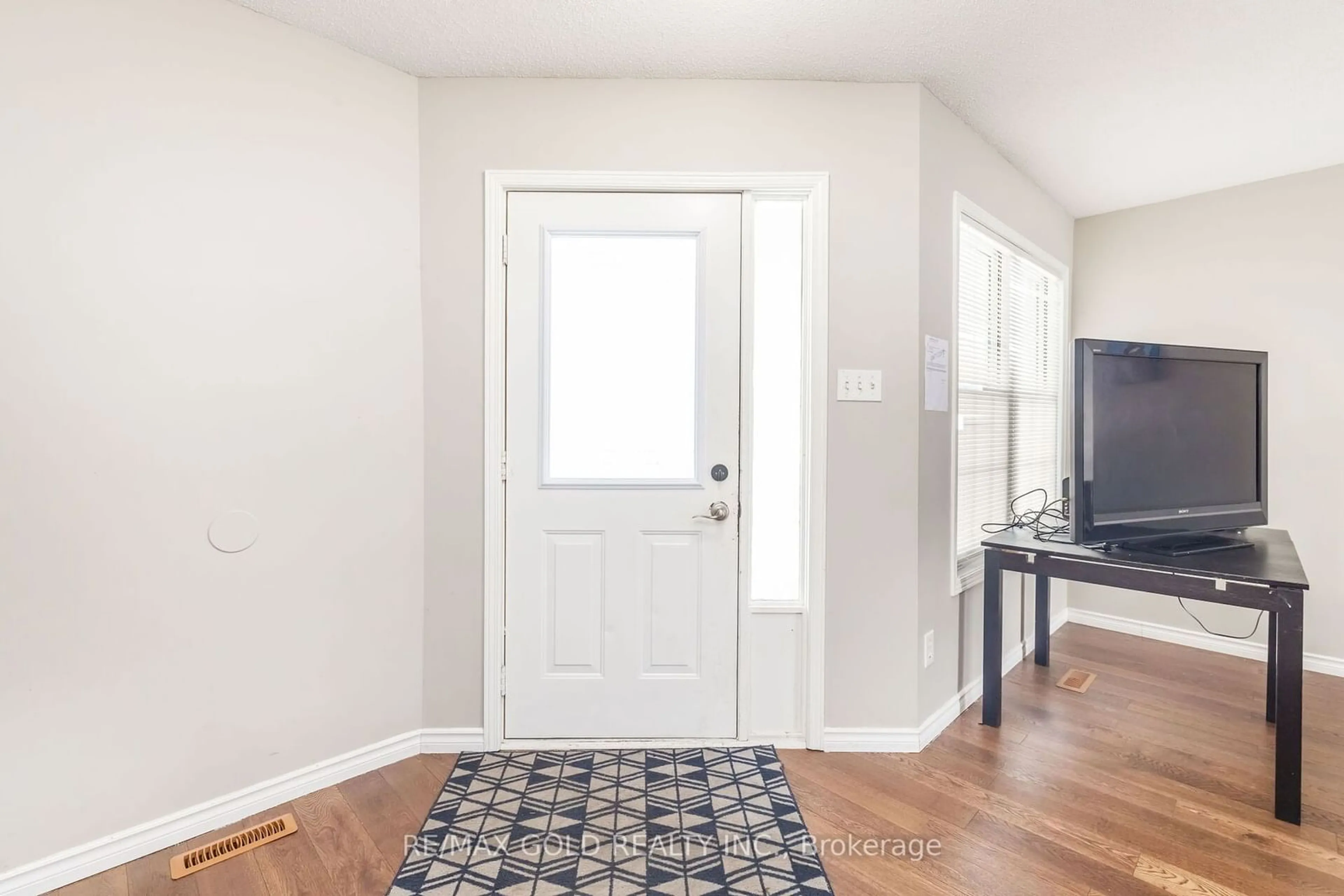 Indoor entryway for 222 Fleming Dr, London Ontario N5V 4Y9