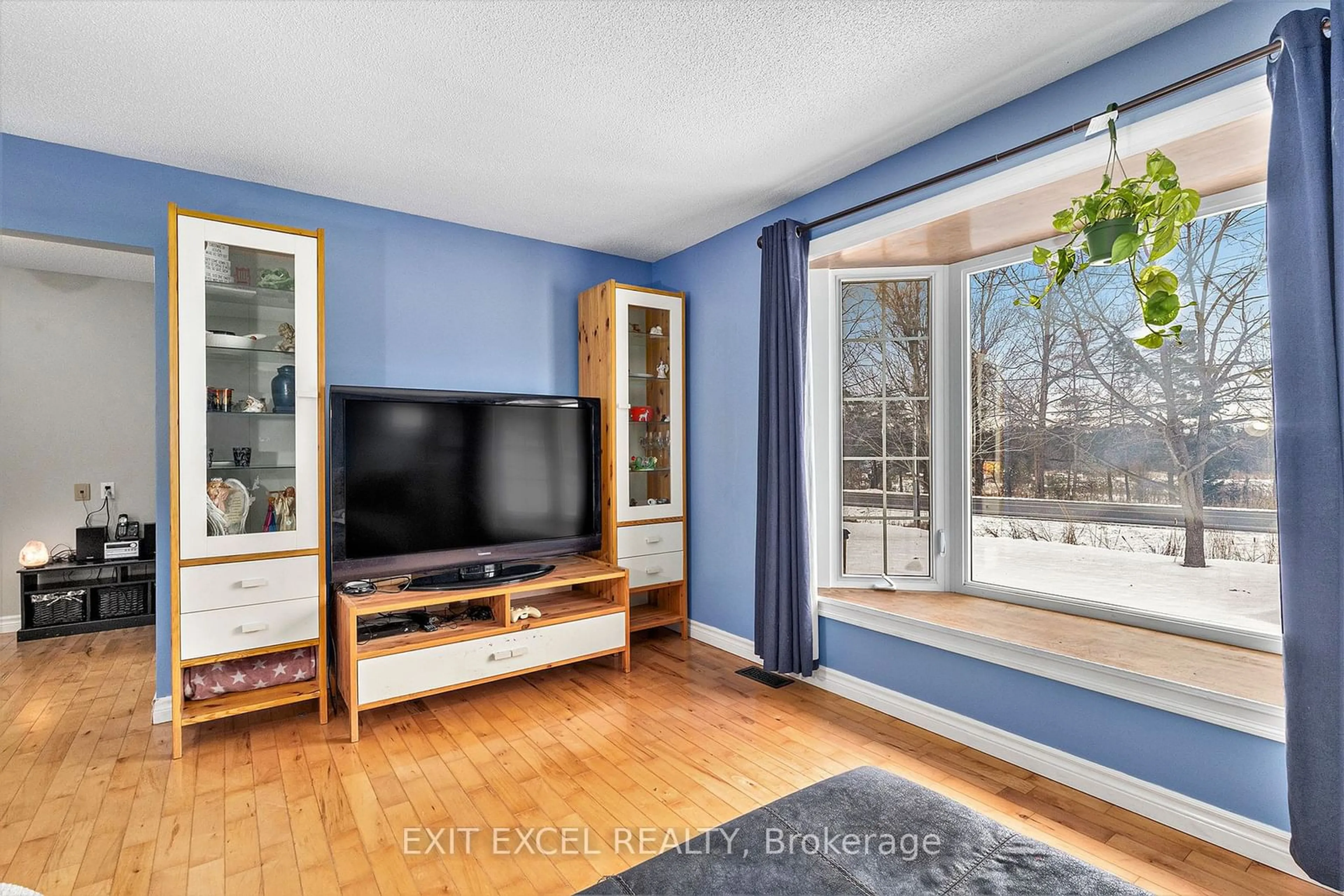 Living room with furniture, wood/laminate floor for 351 Russell Rd, Clarence-Rockland Ontario K0A 2A0