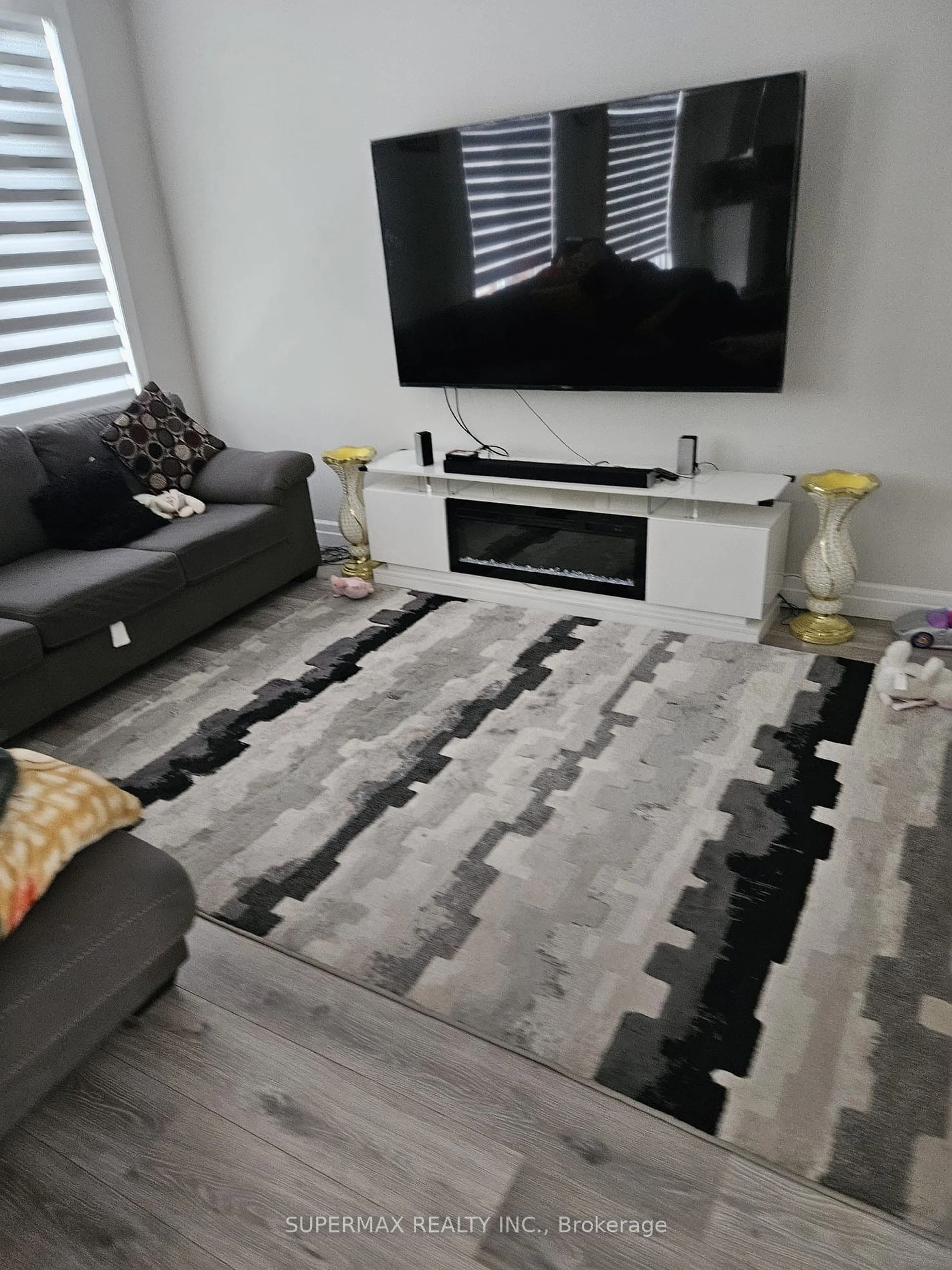 Living room with furniture, carpet floor for 121 Renaissance Dr, St. Thomas Ontario N5R 0K1