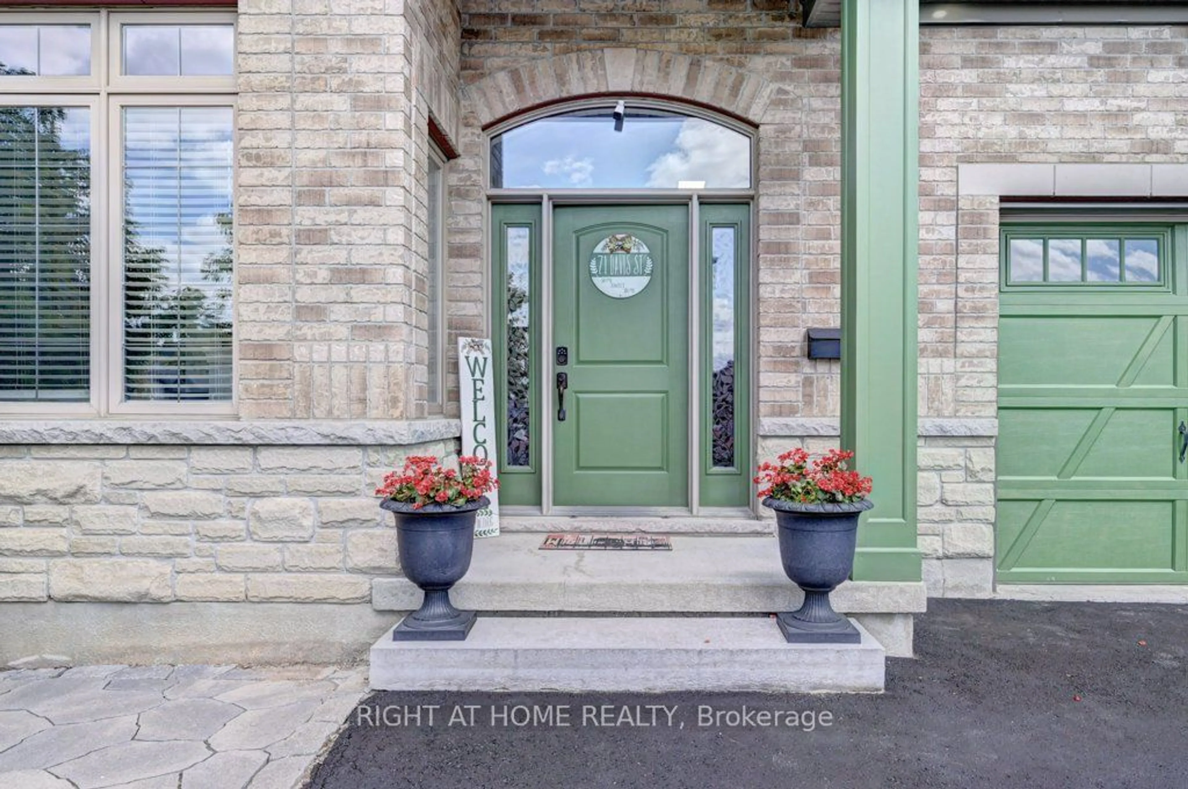 Indoor entryway for 71 Davis St, Guelph Ontario N1R 0G3