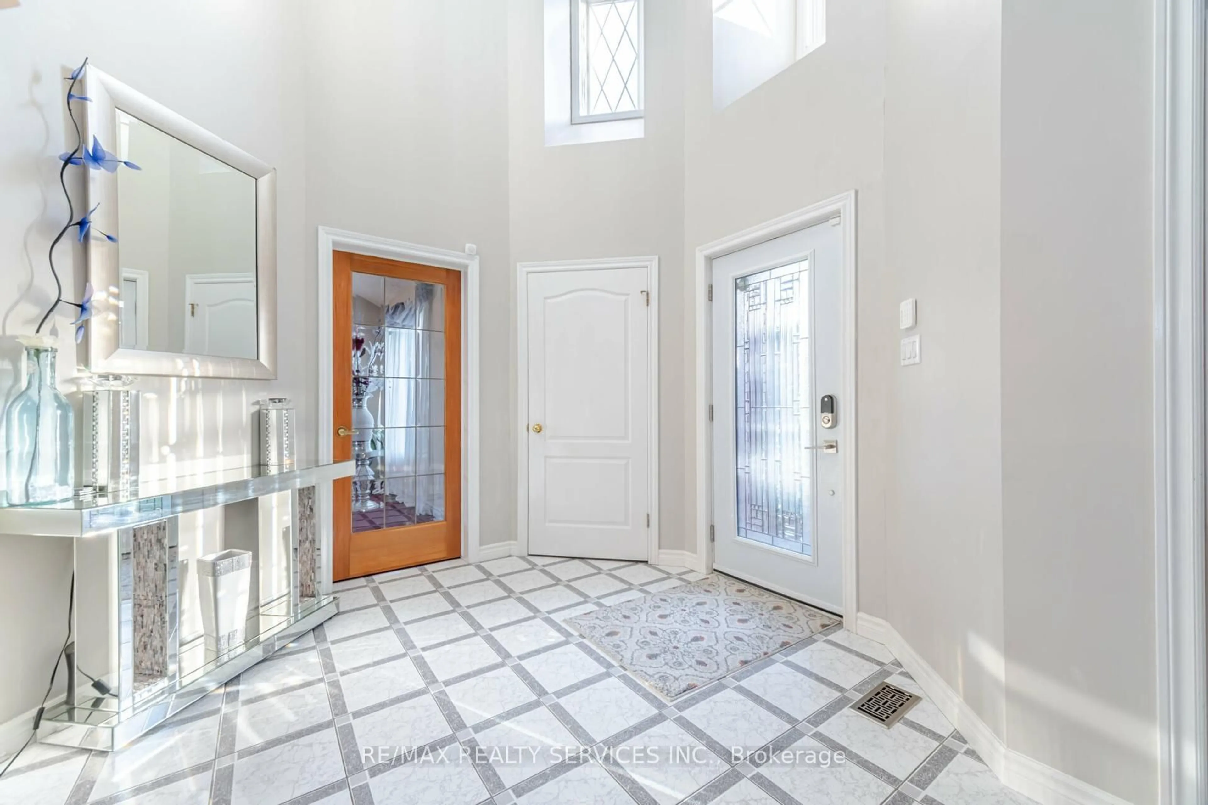 Indoor entryway for 41 Jadestone Crt, Kitchener Ontario N2A 3X7