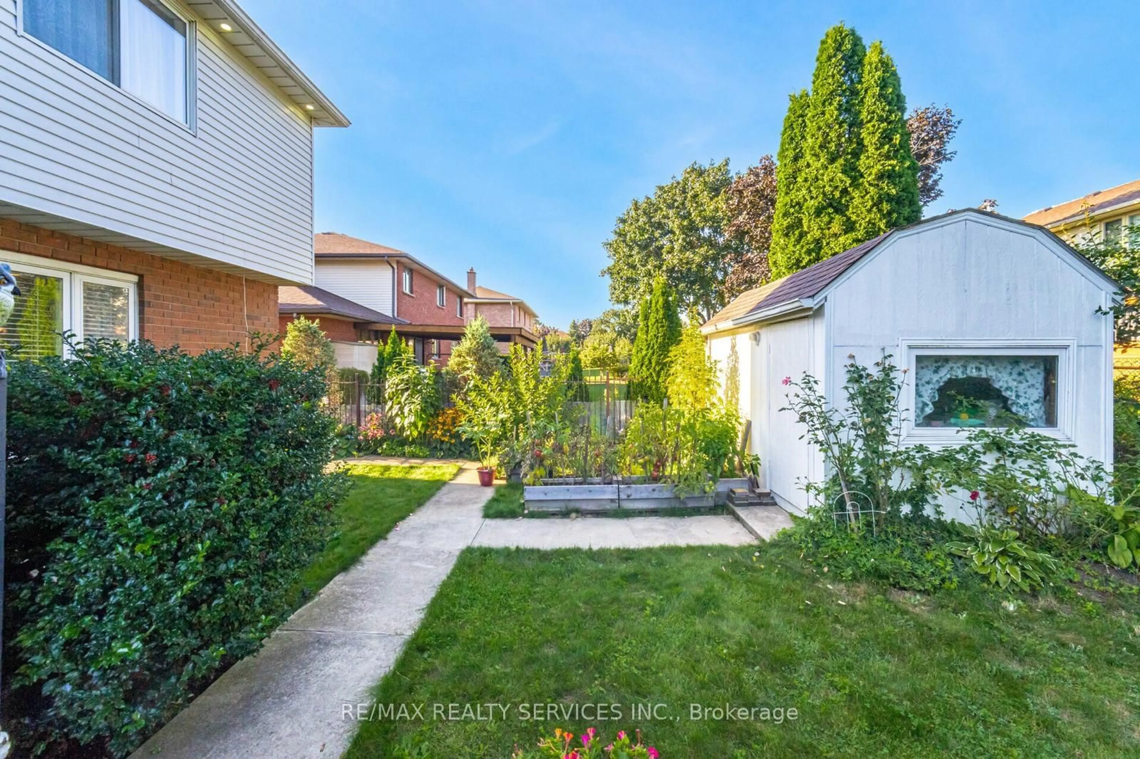 A pic from outside/outdoor area/front of a property/back of a property/a pic from drone, street for 41 Jadestone Crt, Kitchener Ontario N2A 3X7